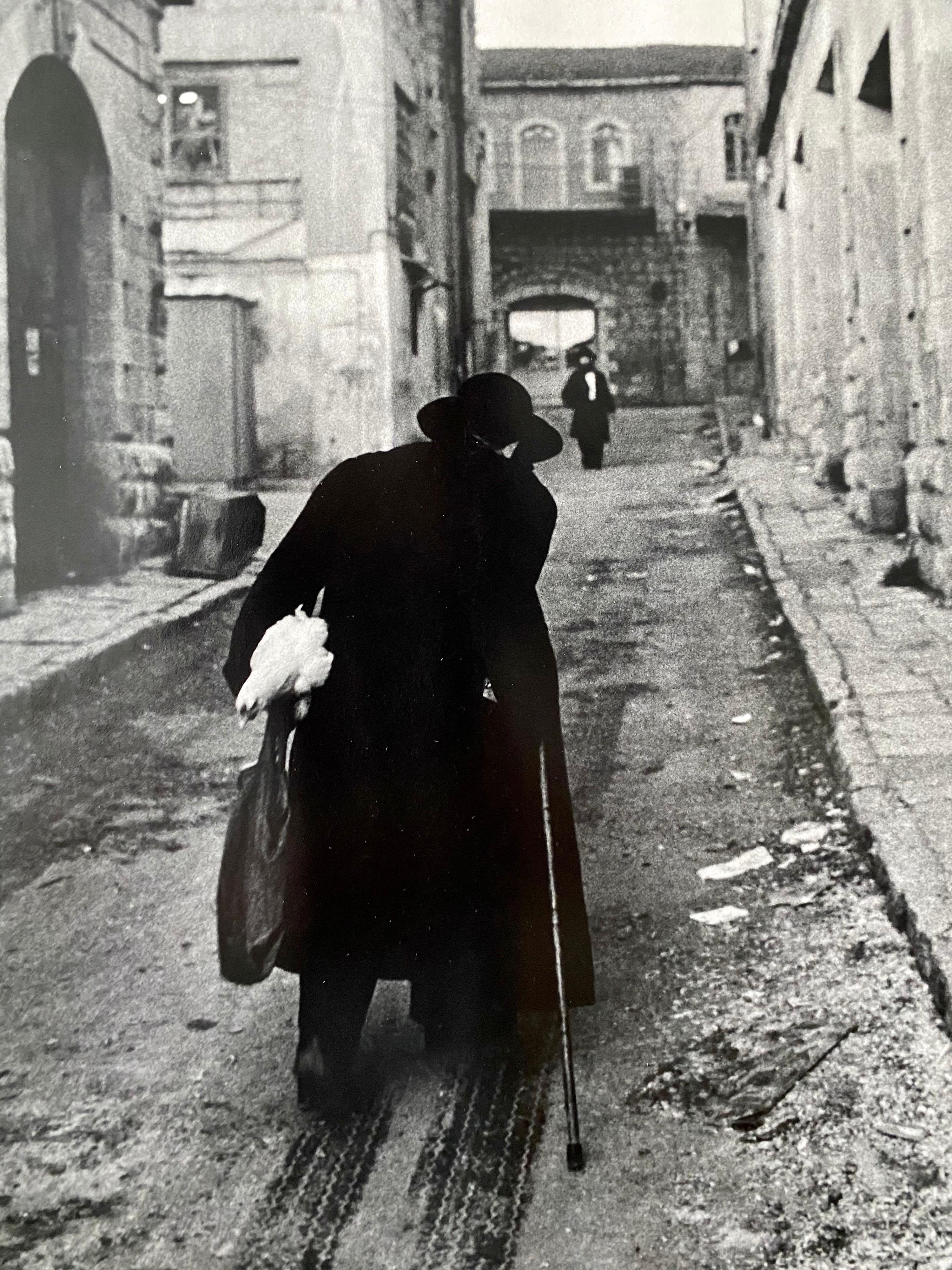 Rare photographie vintage en noir et blanc, signée et datée, non encadrée, réalisée à la gélatine argentique. (tirée vers 19730-1981) signée et numérotée à l'encre au recto. Développés à la main par ou sous la direction personnelle de Micha Bar Am