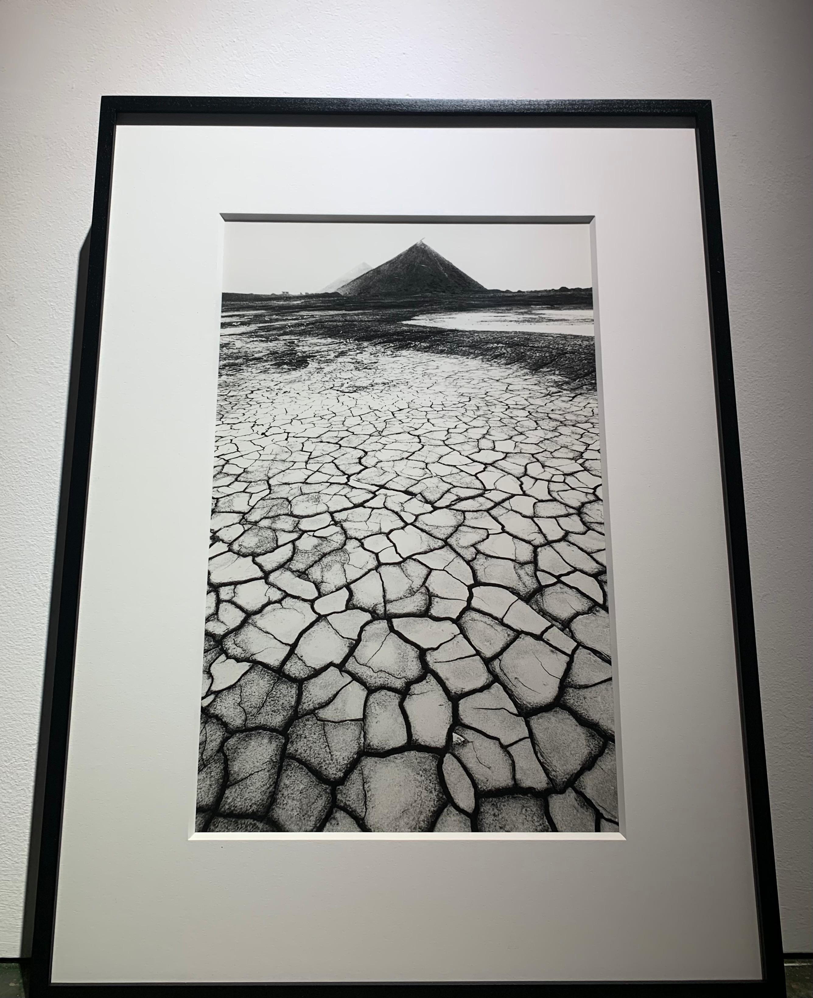 Slagheap IV, Silésie, Pologne - Épreuve à la gélatine argentique encadrée - Photoréalisme Photograph par Michał Cała