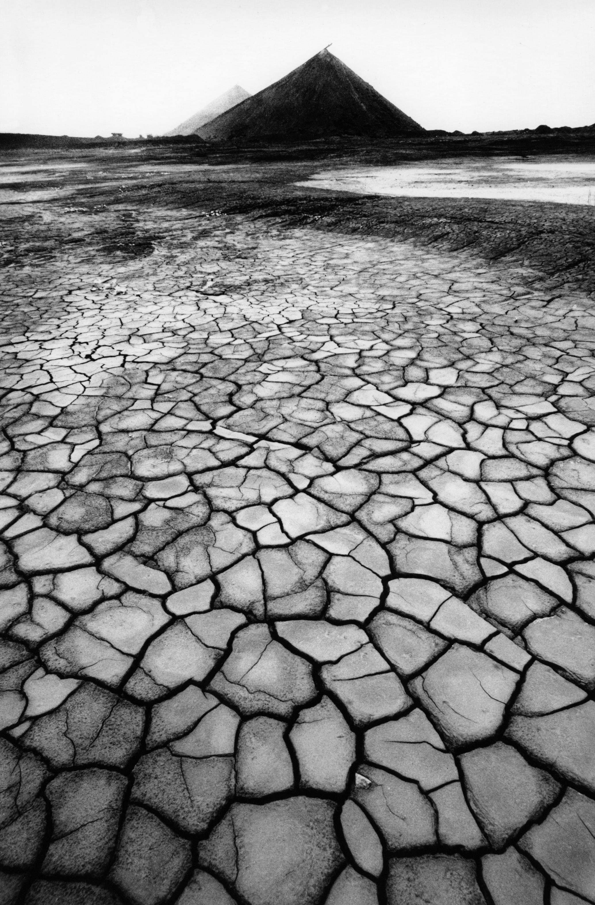 Black and White Photograph Michał Cała - Slagheap IV, Silésie, Pologne - Épreuve à la gélatine argentique encadrée