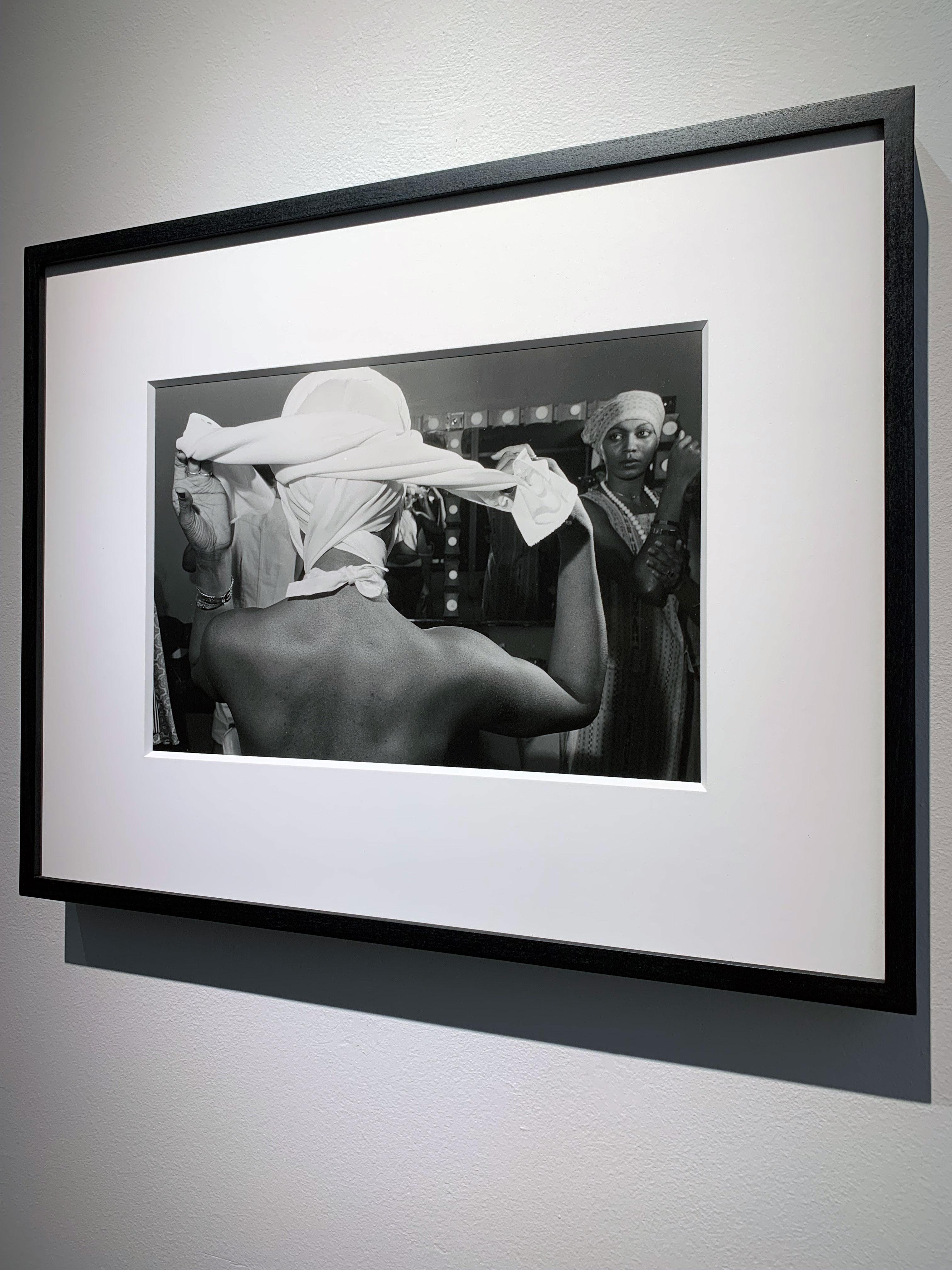 n°05, Night Clubs of Chicago South Side - Rare tirage gélatino-argentique vintage des années 1970 - Noir Figurative Photograph par Michael Abramson