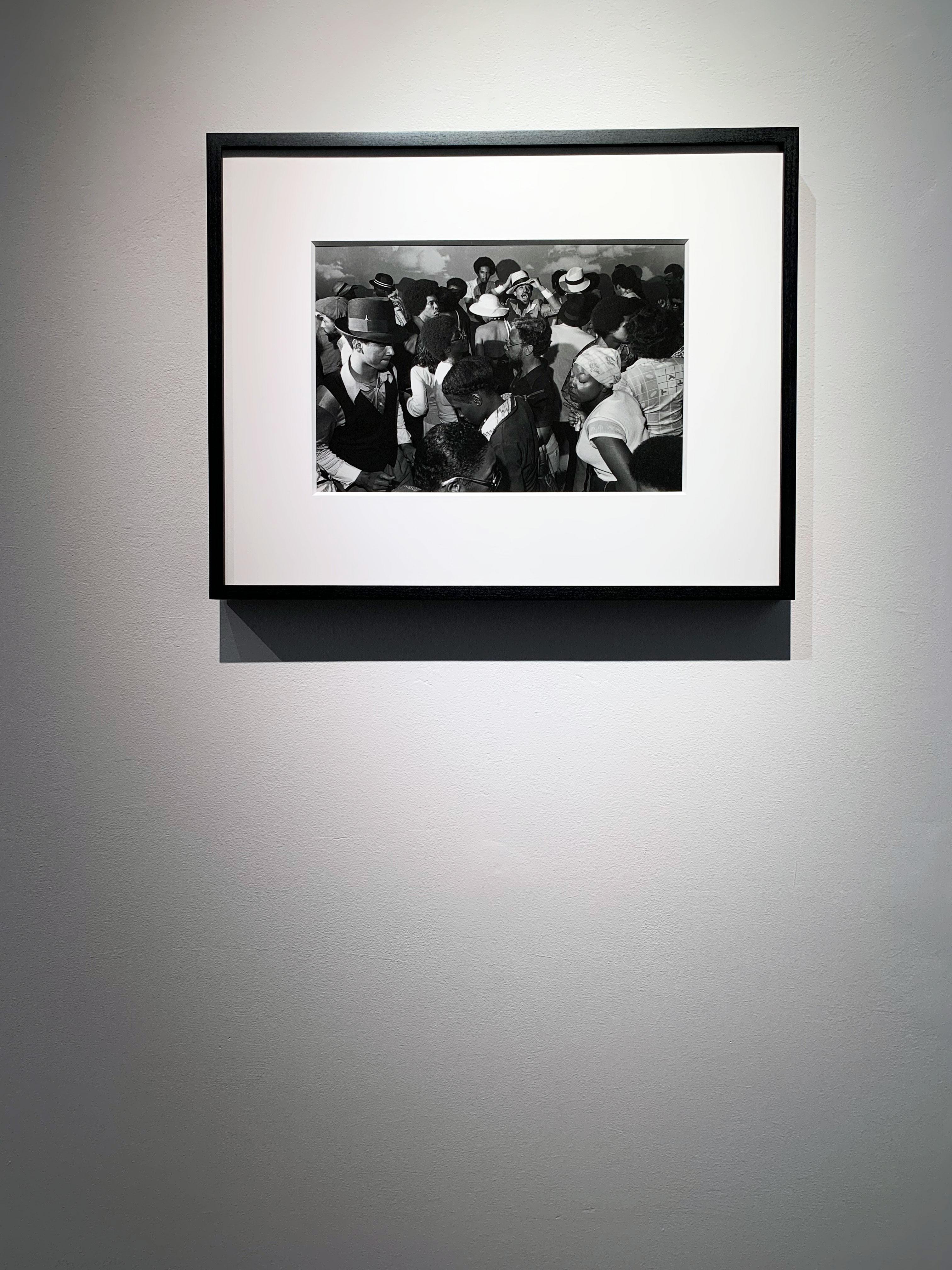 n°114, Night Clubs of Chicago South Side des années 1970 - Rare tirage gélatino-argentique vintage - Noir Figurative Photograph par Michael Abramson