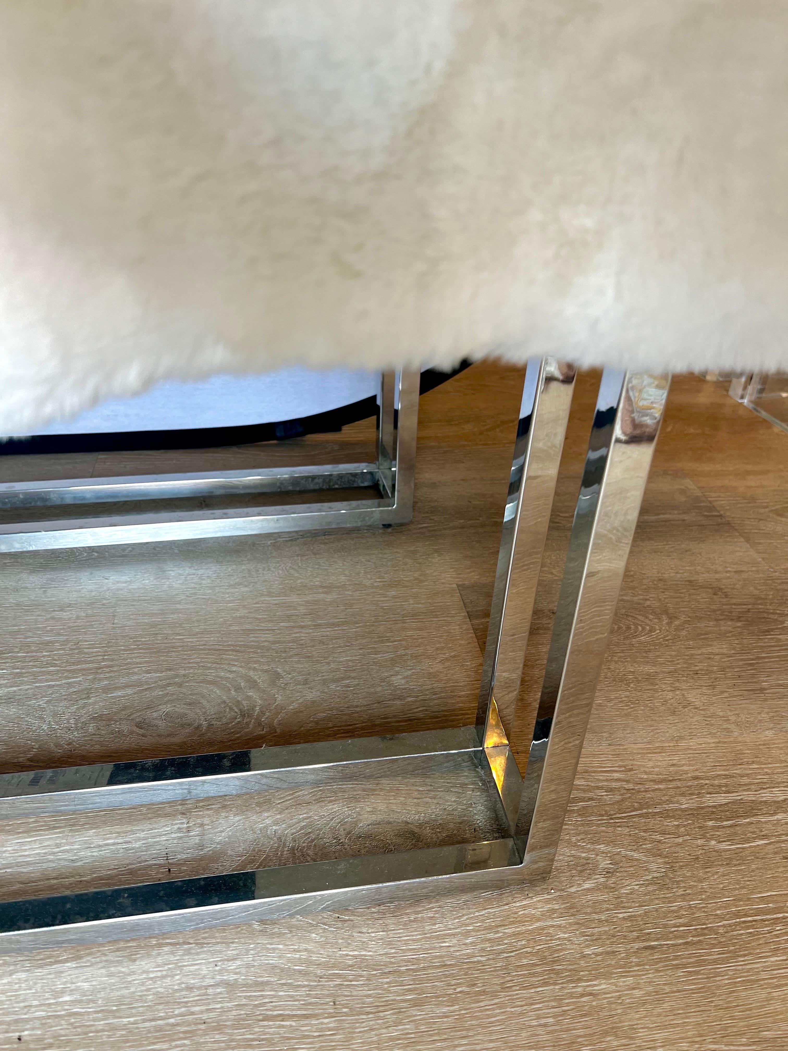 Rare grande chaise Michael Amini qui se caractérise par une double base chromée et un revêtement en fausse fourrure d'un blanc éclatant.  Cette chaise longue sans bras Astro est une pièce de choix dans n'importe quelle pièce.