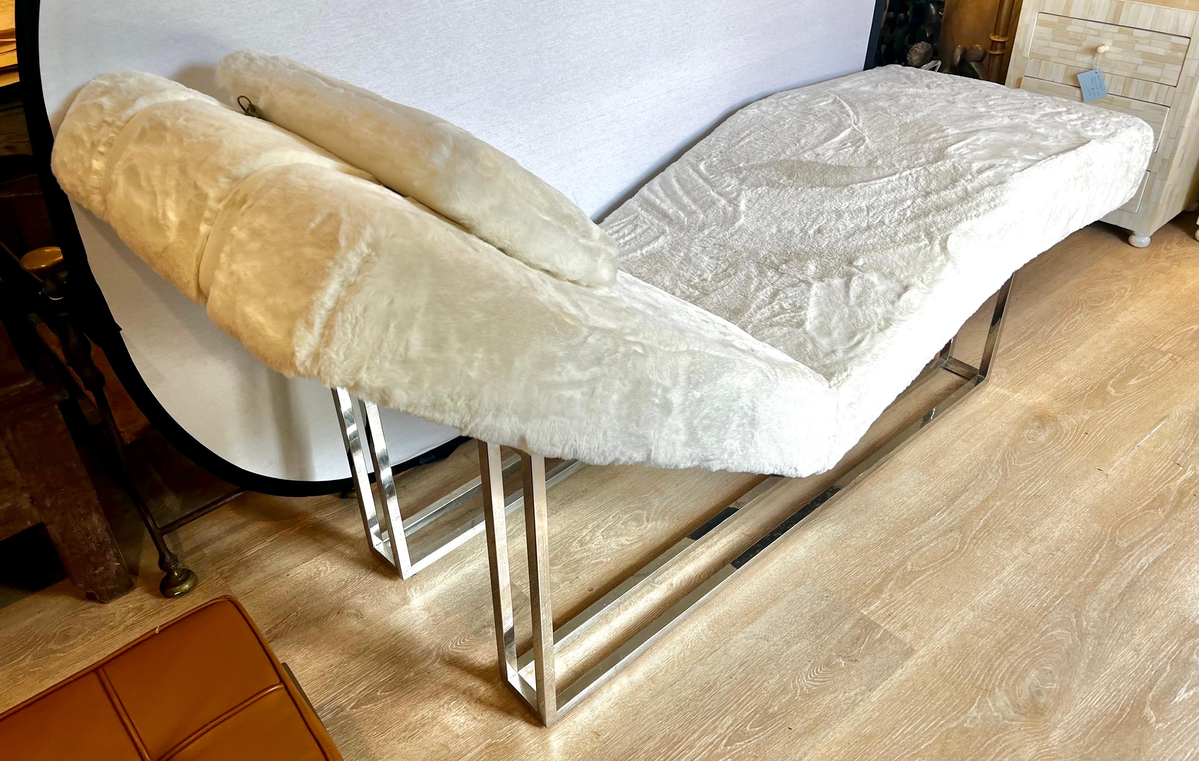 Américain Michael Amini Astro fauteuil de salon long sans accoudoirs tapissé de fausse fourrure blanche en vente