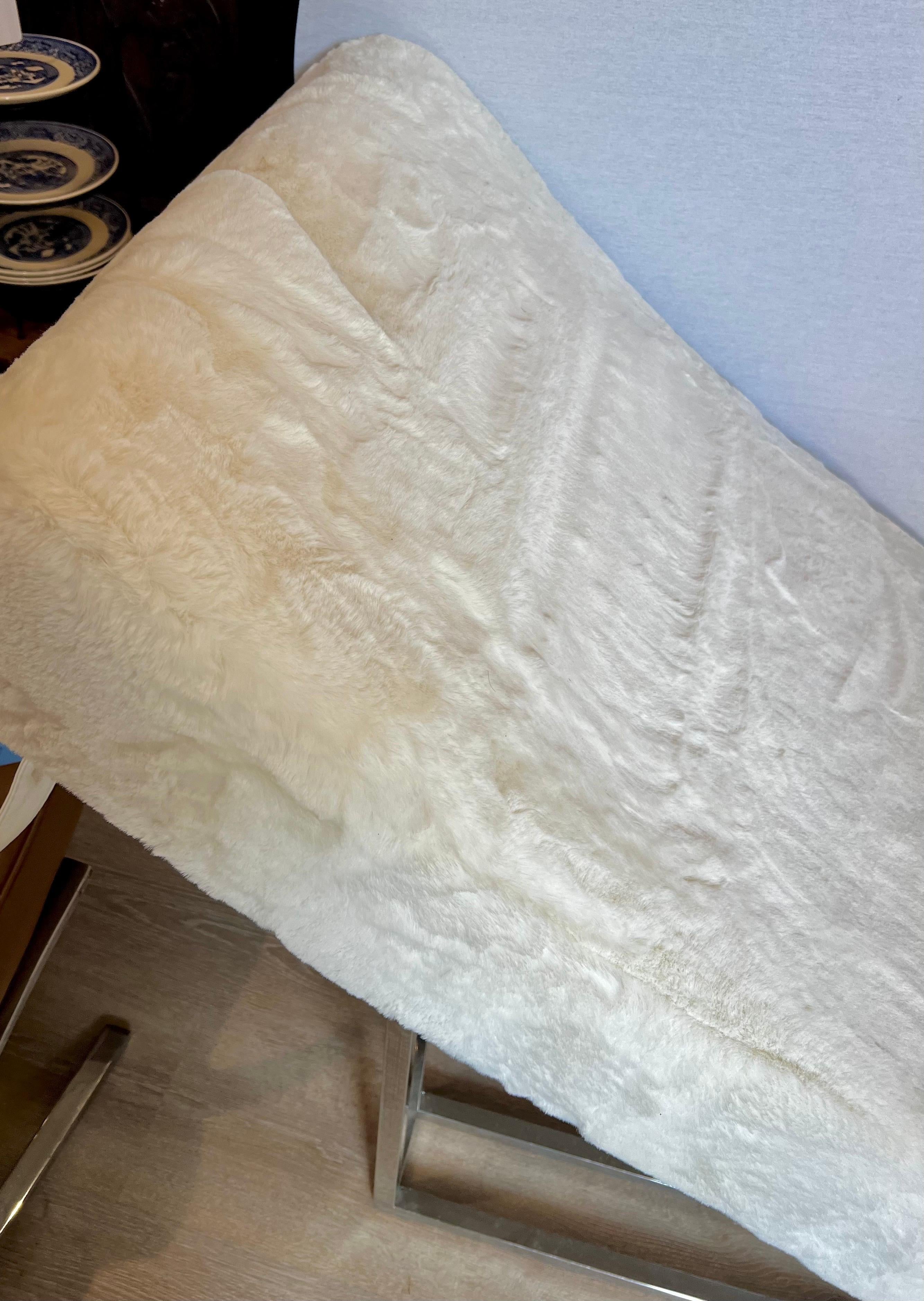 Michael Amini Astro fauteuil de salon long sans accoudoirs tapissé de fausse fourrure blanche Bon état - En vente à West Hartford, CT