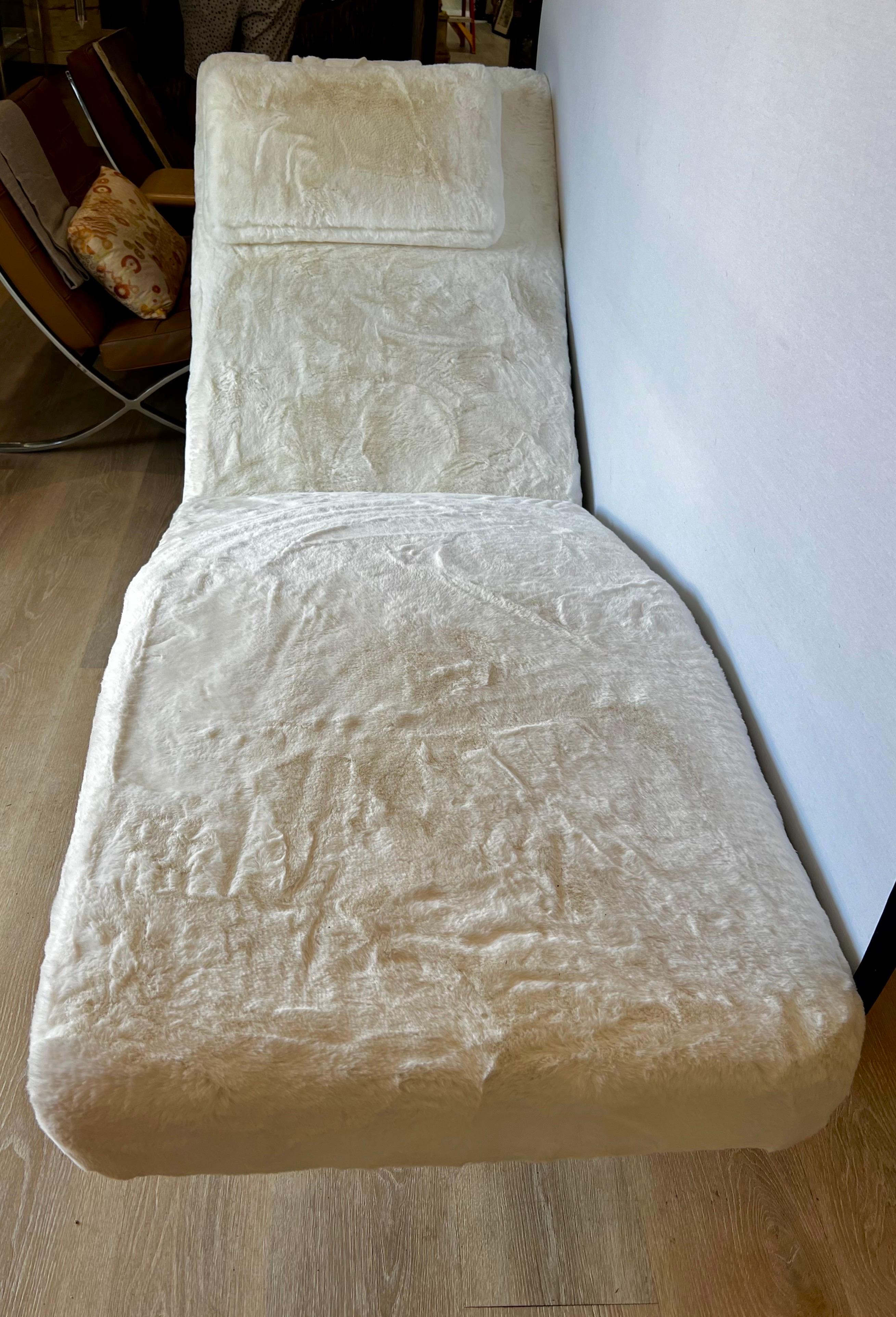 20ième siècle Michael Amini Astro fauteuil de salon long sans accoudoirs tapissé de fausse fourrure blanche en vente