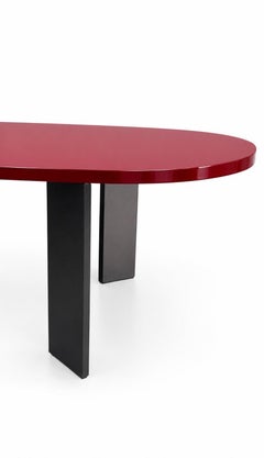 Michael Anastassiades per Cassina: tavolo da pranzo Ordinal in bordeaux lucido
