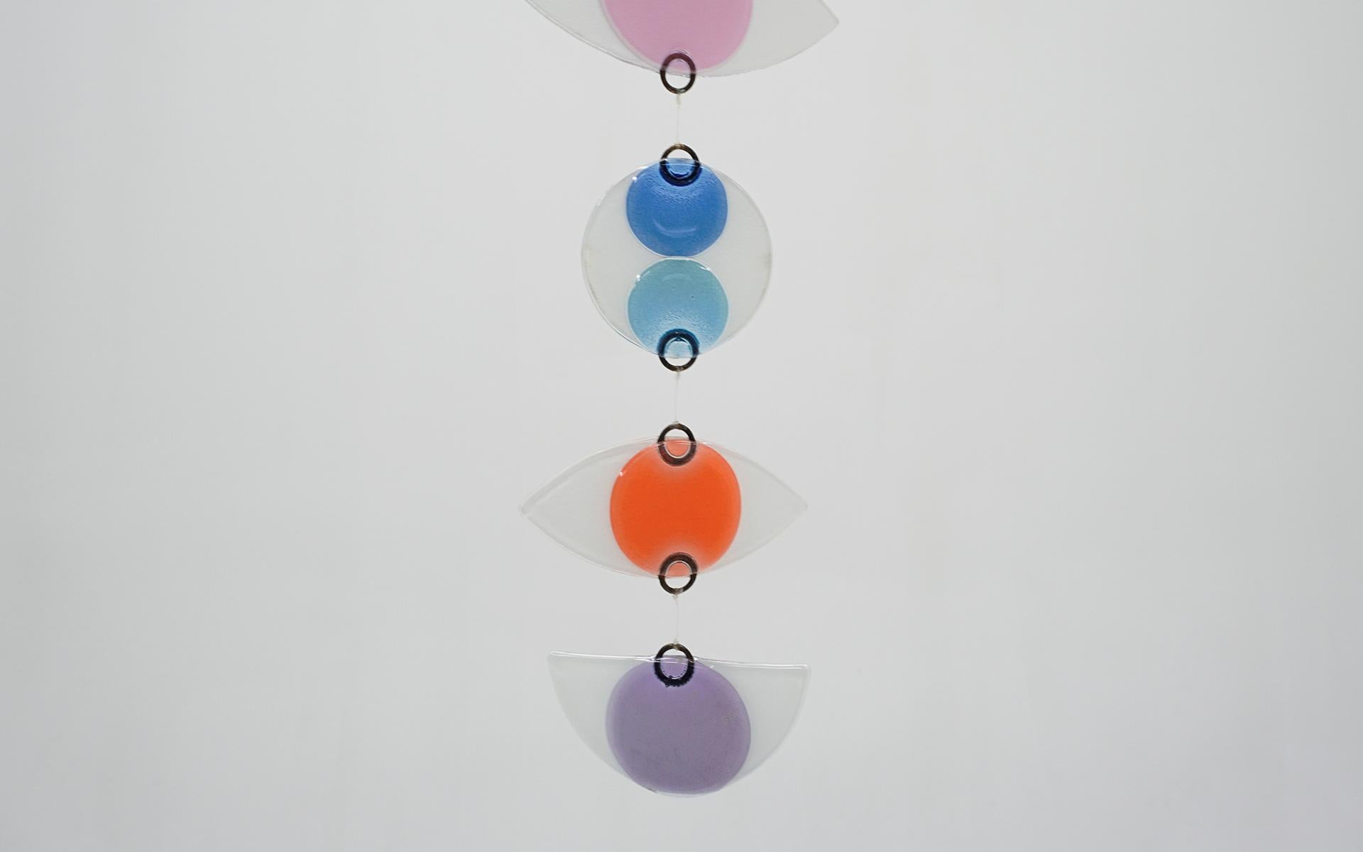 Mehrfarbiges Mobile von Michael und Frances Higgins.  Geschmolzenes Kunstglas.  (Nylon) im Angebot