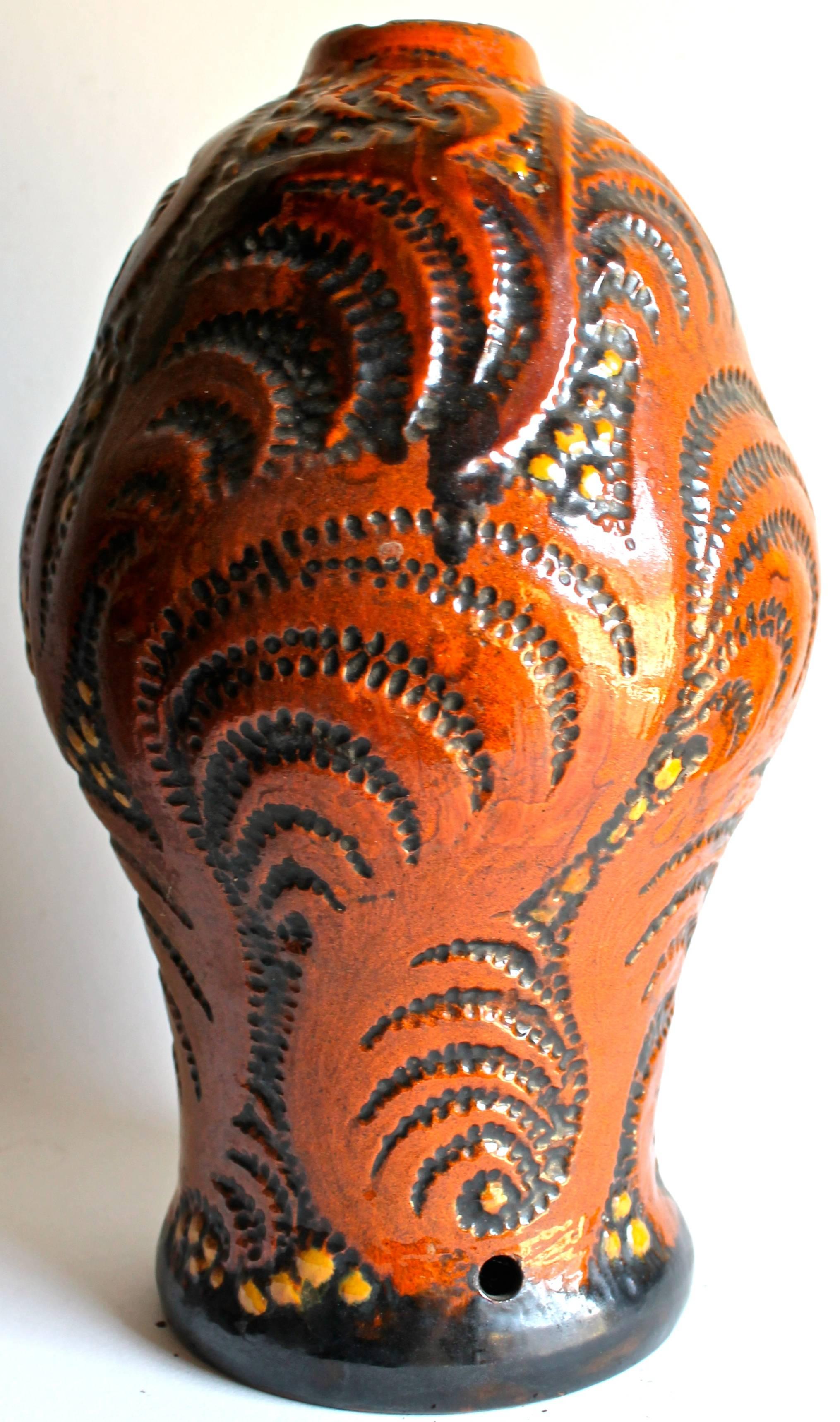 Forme ancienne de vase utilisée comme base de lampe.
