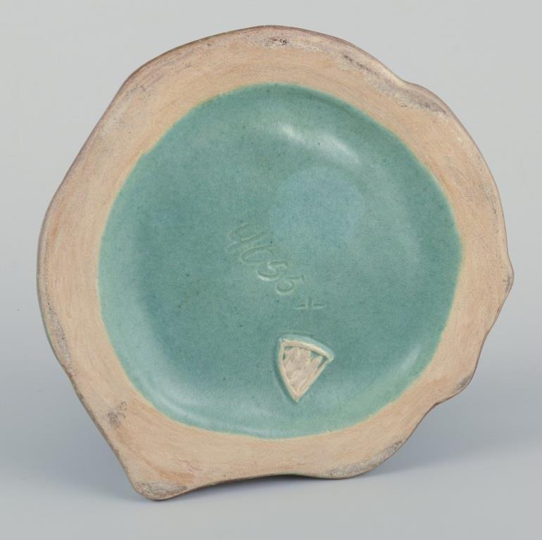 Michael Andersen, Bornholm. Keramikschale mit wandelndem Eisbären. Mitte 20. C (Glasiert) im Angebot