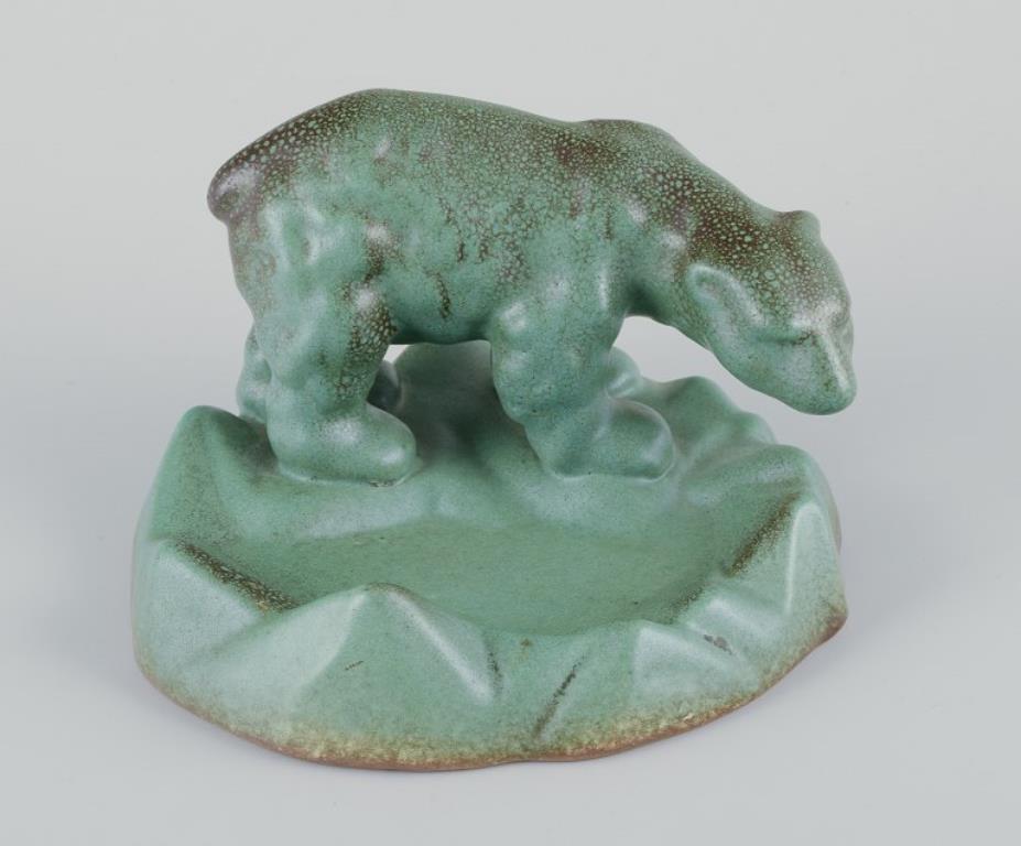 Michael Andersen, Bornholm. Keramikschale mit wandelndem Eisbären. Mitte 20. C (20. Jahrhundert) im Angebot