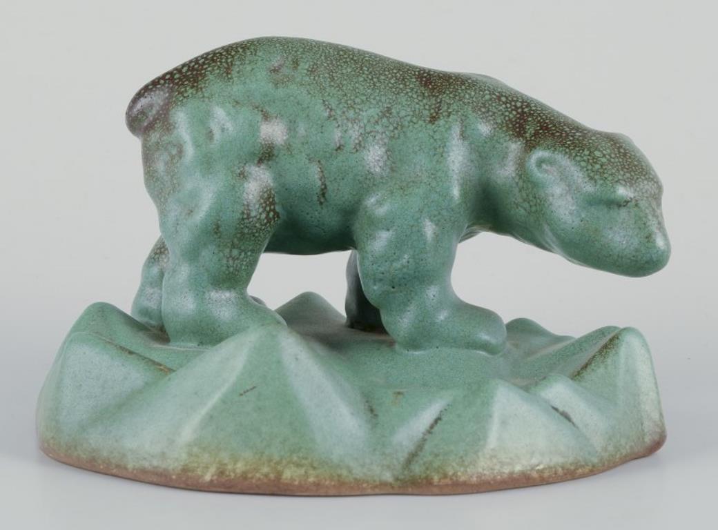 Michael Andersen, Bornholm. Keramikschale mit wandelndem Eisbären. Mitte 20. C im Angebot 1