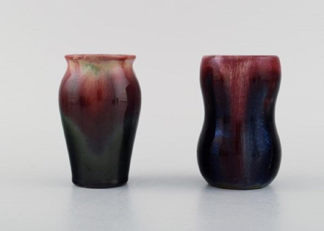 Michael Andersen, Bornholm. Cinque vasi e un vaso con coperchio in ceramica smaltata. Bellissimo smalto in tonalità rosse e scure, anni '50.
Il vaso più grande misura: 9 x 8,5 cm.
Il barattolo con coperchio misura: 9,5 x 6 cm.
In ottime