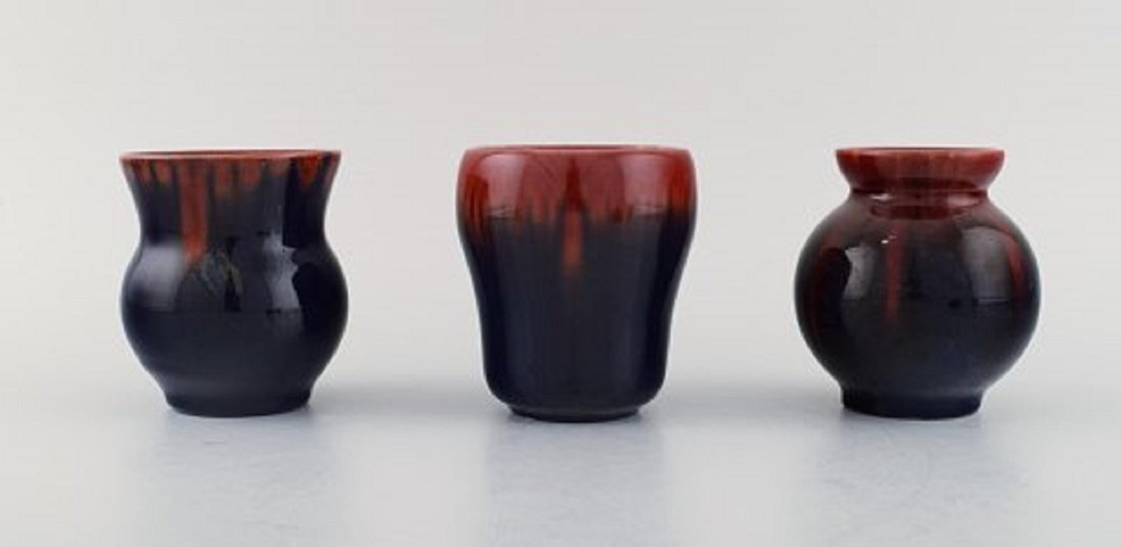 Michael Andersen, Bornholm, Cinque vasi e un barattolo con coperchio in ceramica smaltata In condizioni buone in vendita a Copenhagen, DK