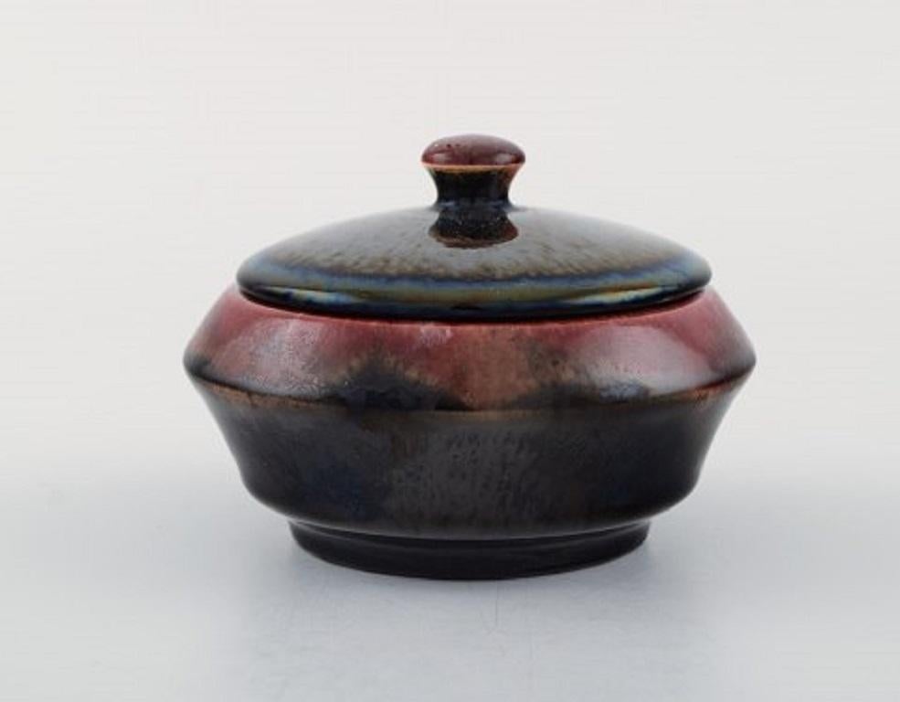 Metà XX secolo Michael Andersen, Bornholm, Cinque vasi e un barattolo con coperchio in ceramica smaltata in vendita