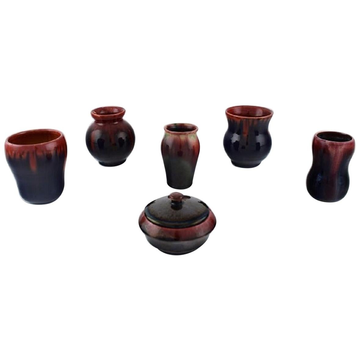 Michael Andersen, Bornholm, cinq vases et une jarre à couvercle en céramique émaillée