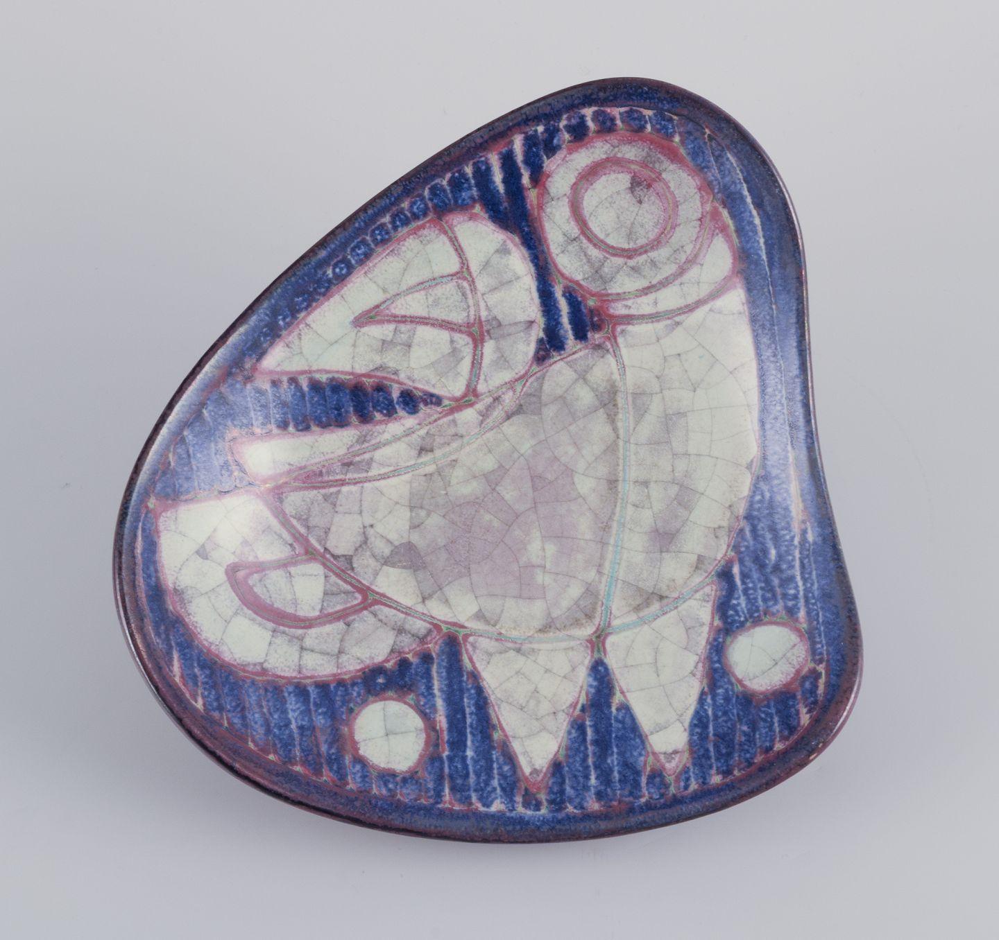 Pre-owned goods are exempt from import duties for U.S. customers. 
Therefore, no import tariffs will be applicable to your purchase.

Michael Andersen, Bornholm.
Hand-glazed ceramic dish.
Motif of a bird.
Glaze in blue, reddish, and light