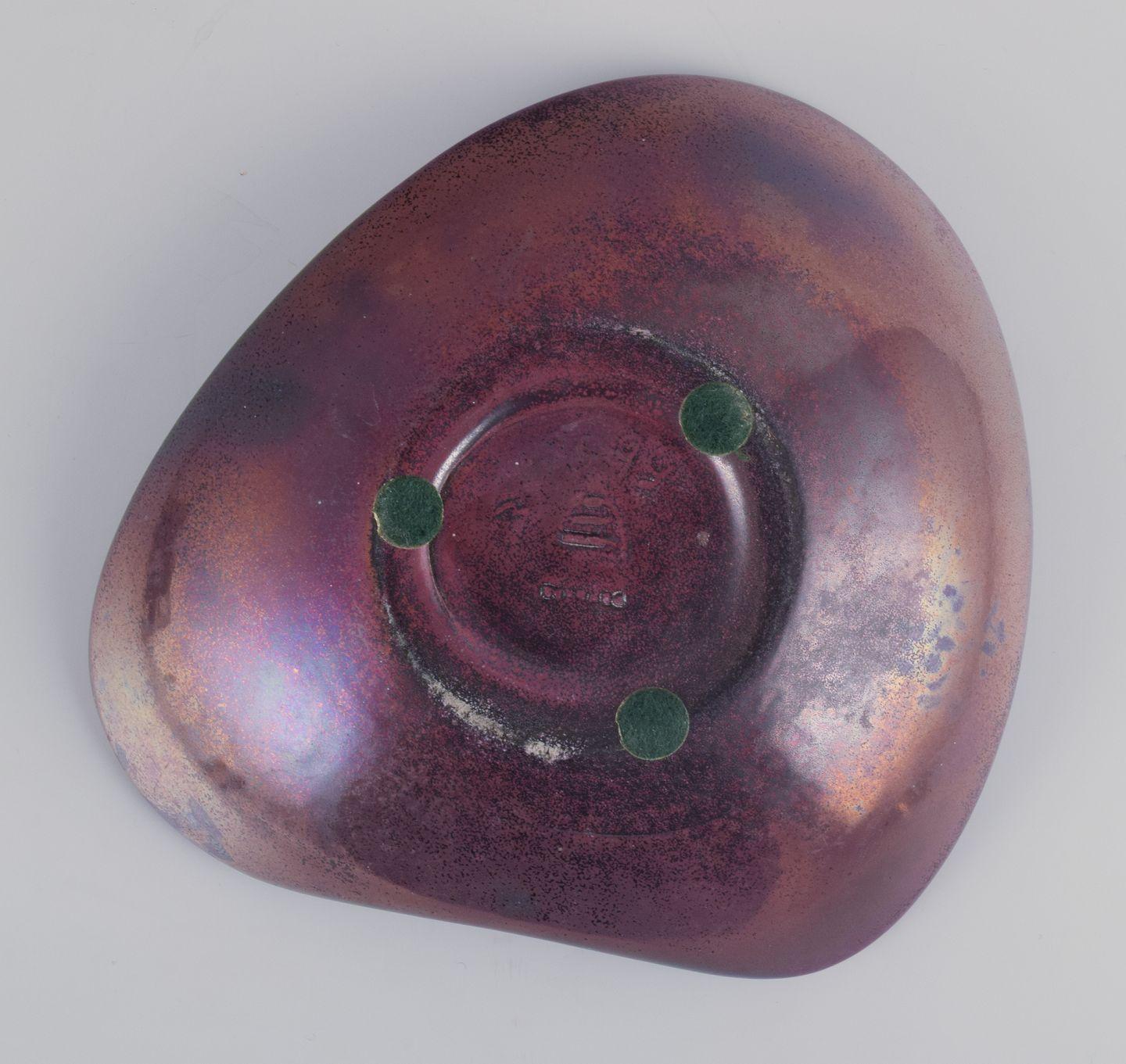 Michael Andersen, Bornholm. Hand-glazed ceramic dish with motif of a bird Excellent état - En vente à Copenhagen, DK