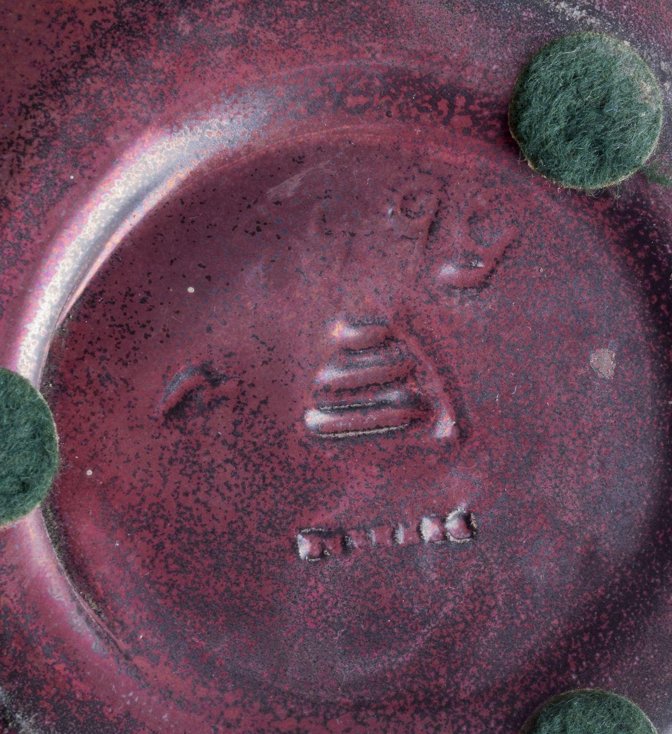 Milieu du XXe siècle Michael Andersen, Bornholm. Hand-glazed ceramic dish with motif of a bird en vente