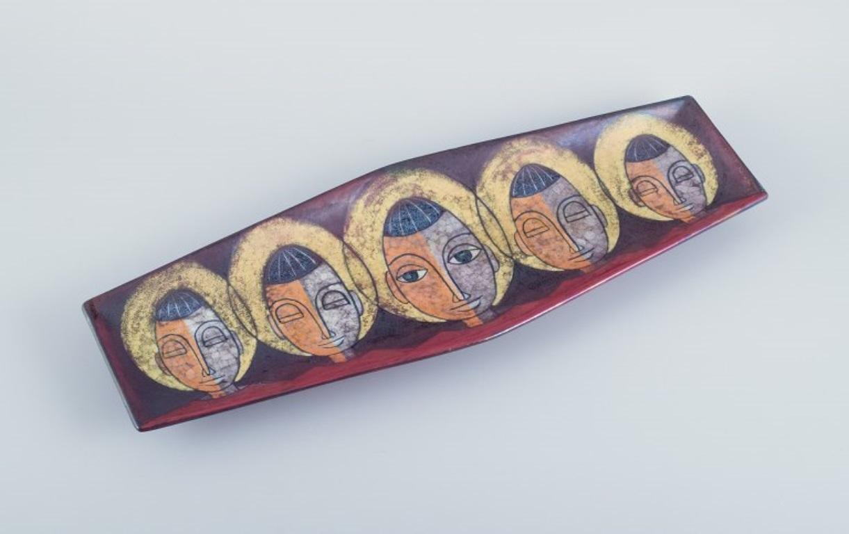 Michael Andersen, Bornholm.
Large rectangular ceramic platter decorated with faces. Handmade.
Modernist style.
Mid-20th century.
Marked.
In perfect condition.
Dimensions: W 56.0 cm x D 19.0 cm x H 4.0 cm.