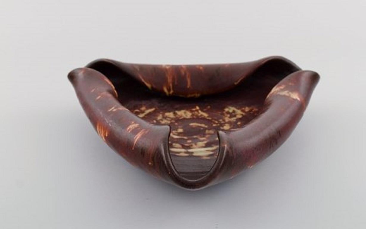 Michael Andersen, Bornholm. Triangular bowl in glazed ceramics. Beautiful glaze in shades of red, 1960s.
Measures: 21.5 x 5 cm.
In excellent condition.
Stamped.