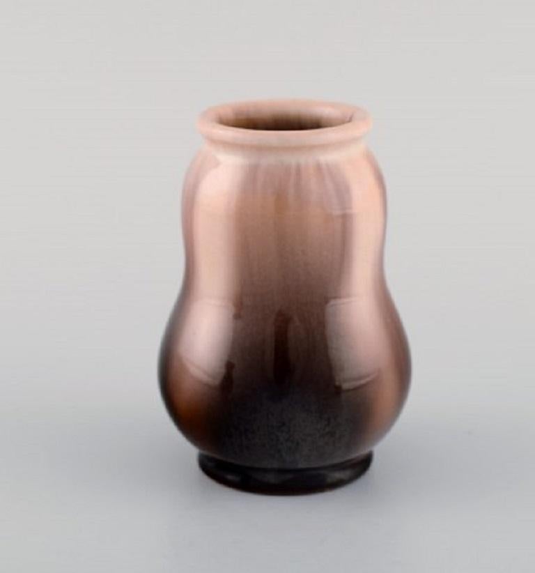 Michael Andersen, Danemark. Trois vases en céramique émaillée. Belle glaçure dans les tons crème et brun, années 1950.
Les plus grandes mesures : 15 x 8,5 cm.
En très bon état.