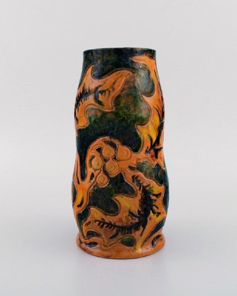 Michael Andersen, Denmark. Art Nouveau vase in glazed ceramics with hand-painted foliage in brown and orange shades. 1920s / 30s.
Measures: 21.2 x 11 cm.
In excellent condition.
Stamped.