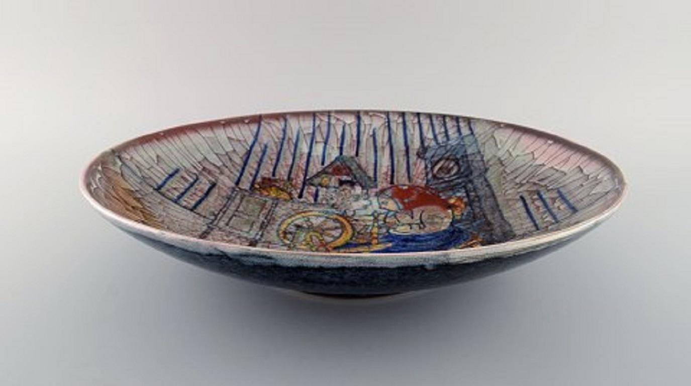 Michael Andersen, Denmark. Large bowl in glazed ceramics with a weaver. Beautiful crackled glaze, 1950s.
Measures: 40 x 8.5 cm.
In very good condition.
Stamped.