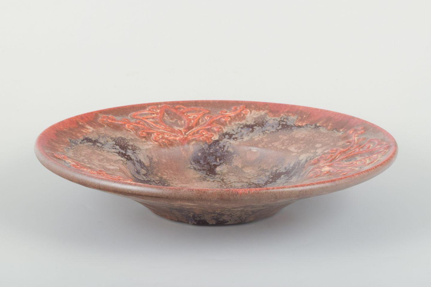 Scandinave moderne Michael Andersen, Danemark. Grand plat en grès décoré d'un motif en relief. en vente