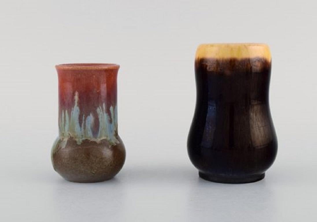 Michael Andersen, Denmark. Three vases and a bowl in glazed ceramics, 1950s.
Largest vase measures: 11.5 x 9 cm.
The bowl measures: 12 x 4 cm.
In very good condition.
Stamped.