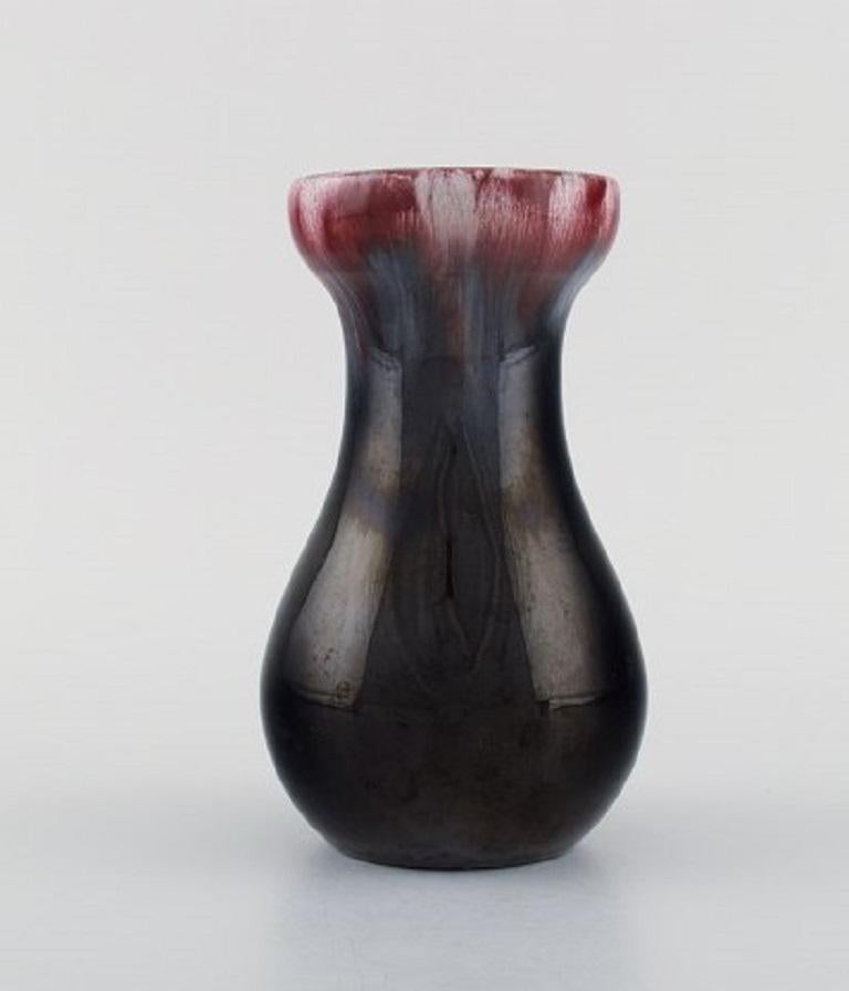 Michael Andersen, Denmark. Two vases in glazed ceramics. Beautiful glaze in red and dark shades. 1950s.
Largest measures: 15.3 x 9 cm.
In very good condition.