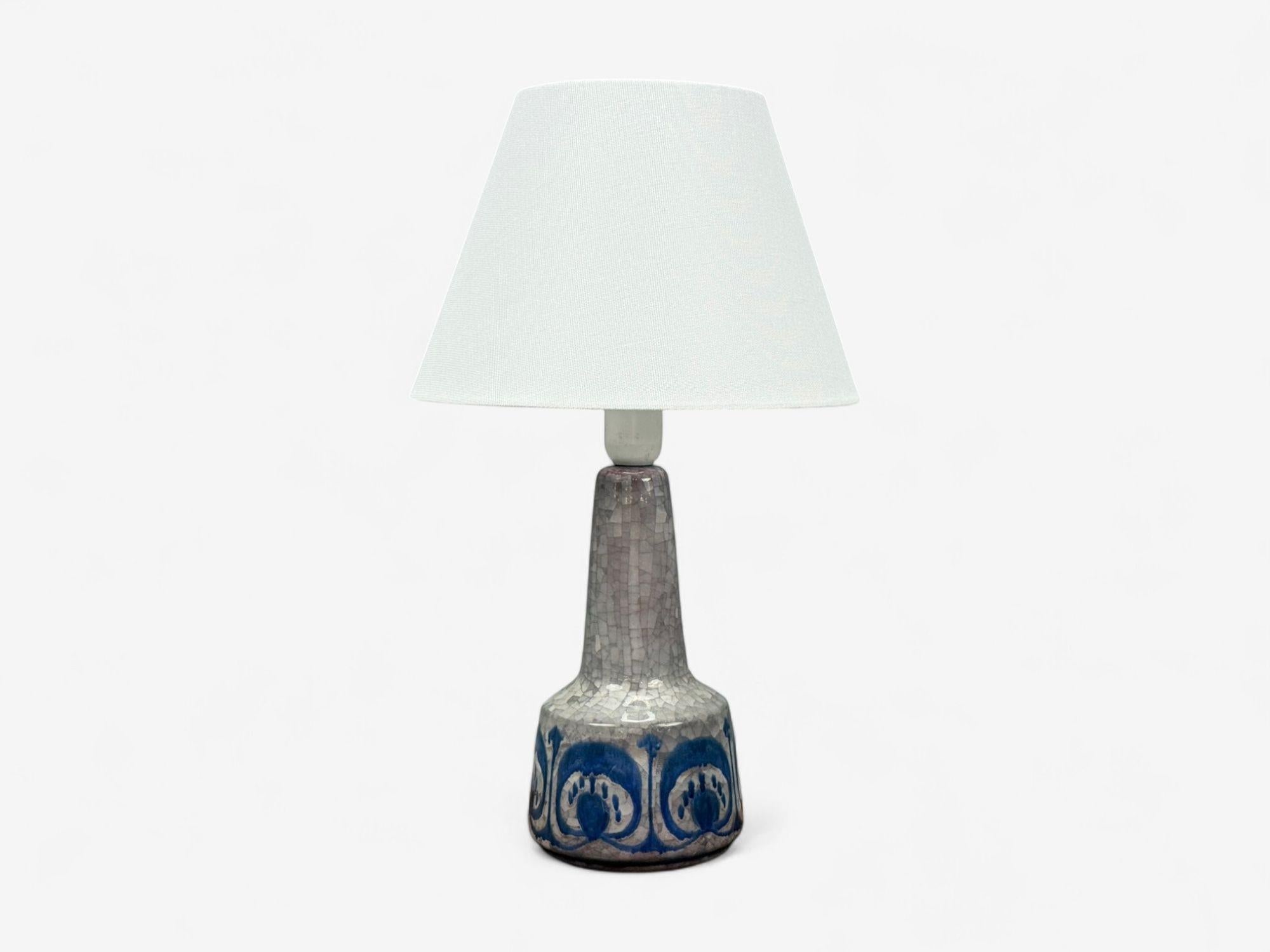 Michael Andersen, Danish Mid-Century Modern, Glazed Stoneware, Table Lamp, Denmark, 1970s

Blue and grey glazed stoneware table lamp designed and produced by Michael Andersen in Denmark in the later half of the 20th century.

Stoneware; Denmark c.
