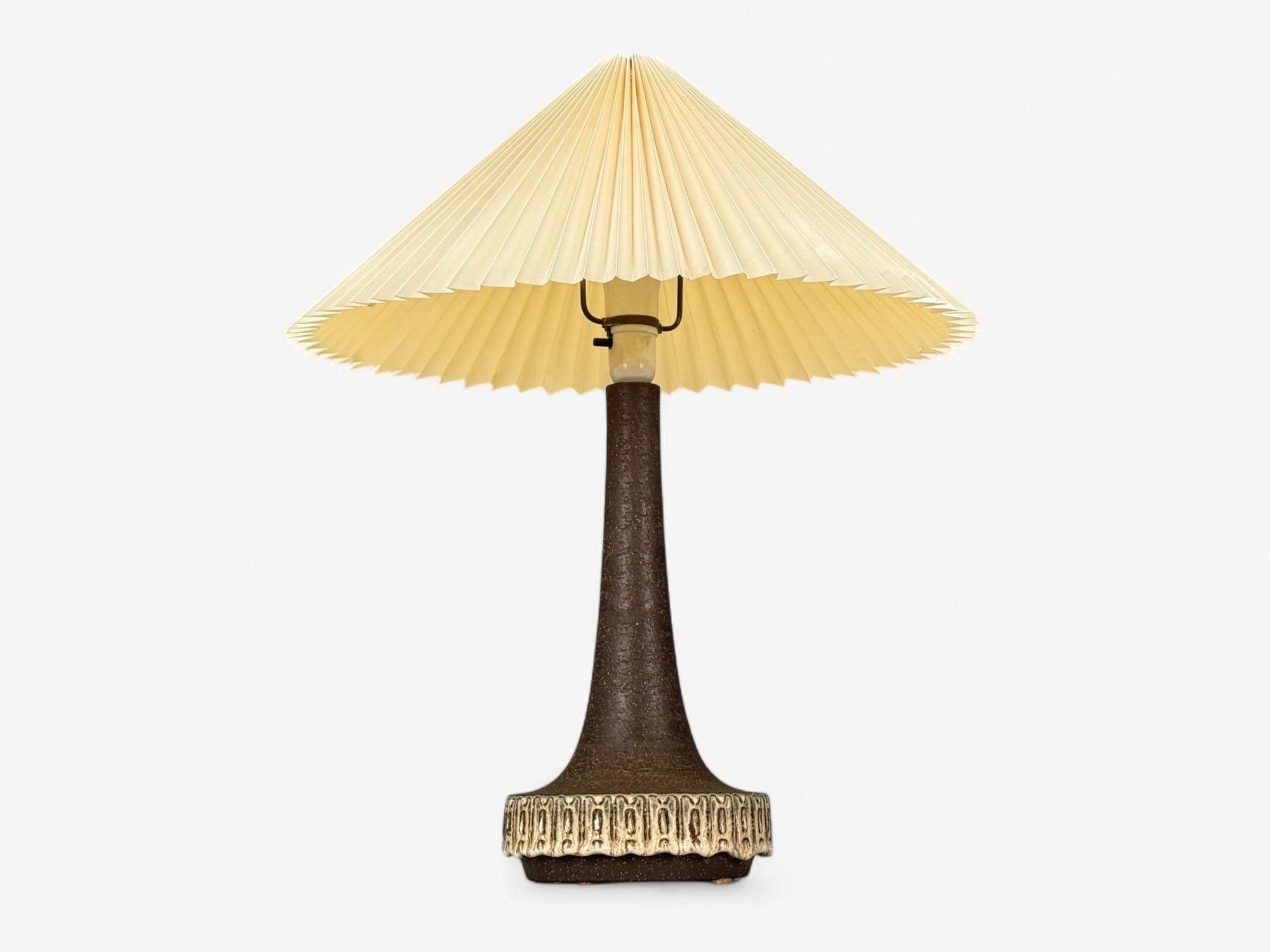 Danois Michael Andersen & Søn, grès brun, grande lampe de table, Danemark, années 1960 en vente