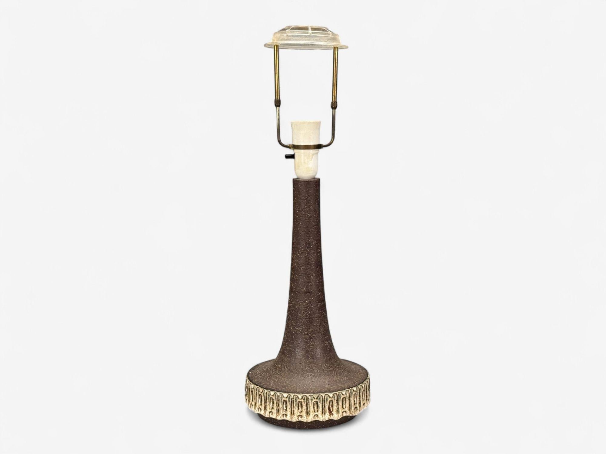 Michael Andersen & Søn, grès brun, grande lampe de table, Danemark, années 1960 Bon état - En vente à Manhasset, NY