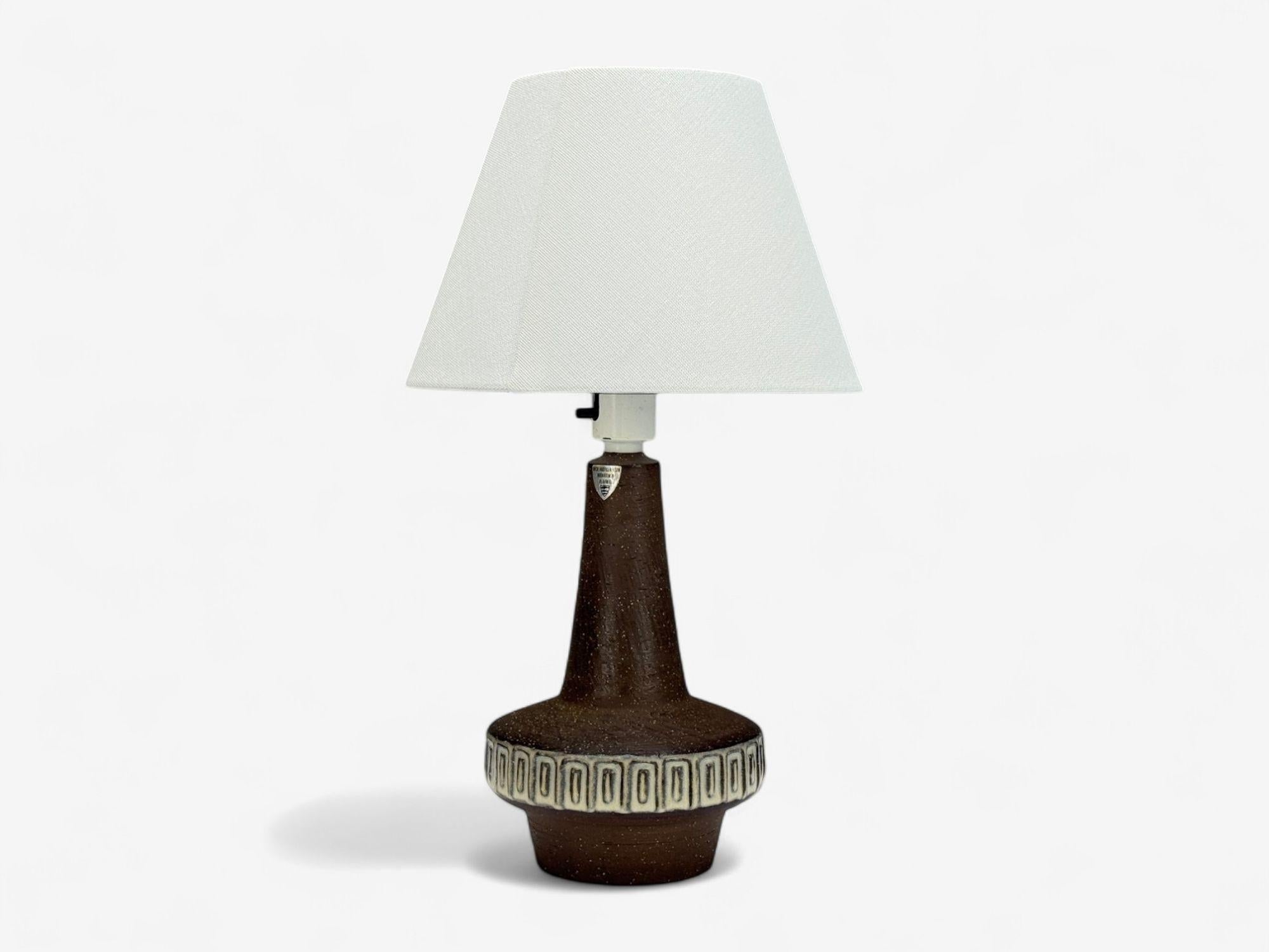Michael Andersen & Søn, Danish Mid-Century Modern, Brown Stoneware, Table Lamp, Denmark, 1960s

A unique model 6253 Danish modern table lamp designed by Helge Bjufstrøm for Michael Andersen & Søn in Bornholm, Denmark c. 1960s. This examaple