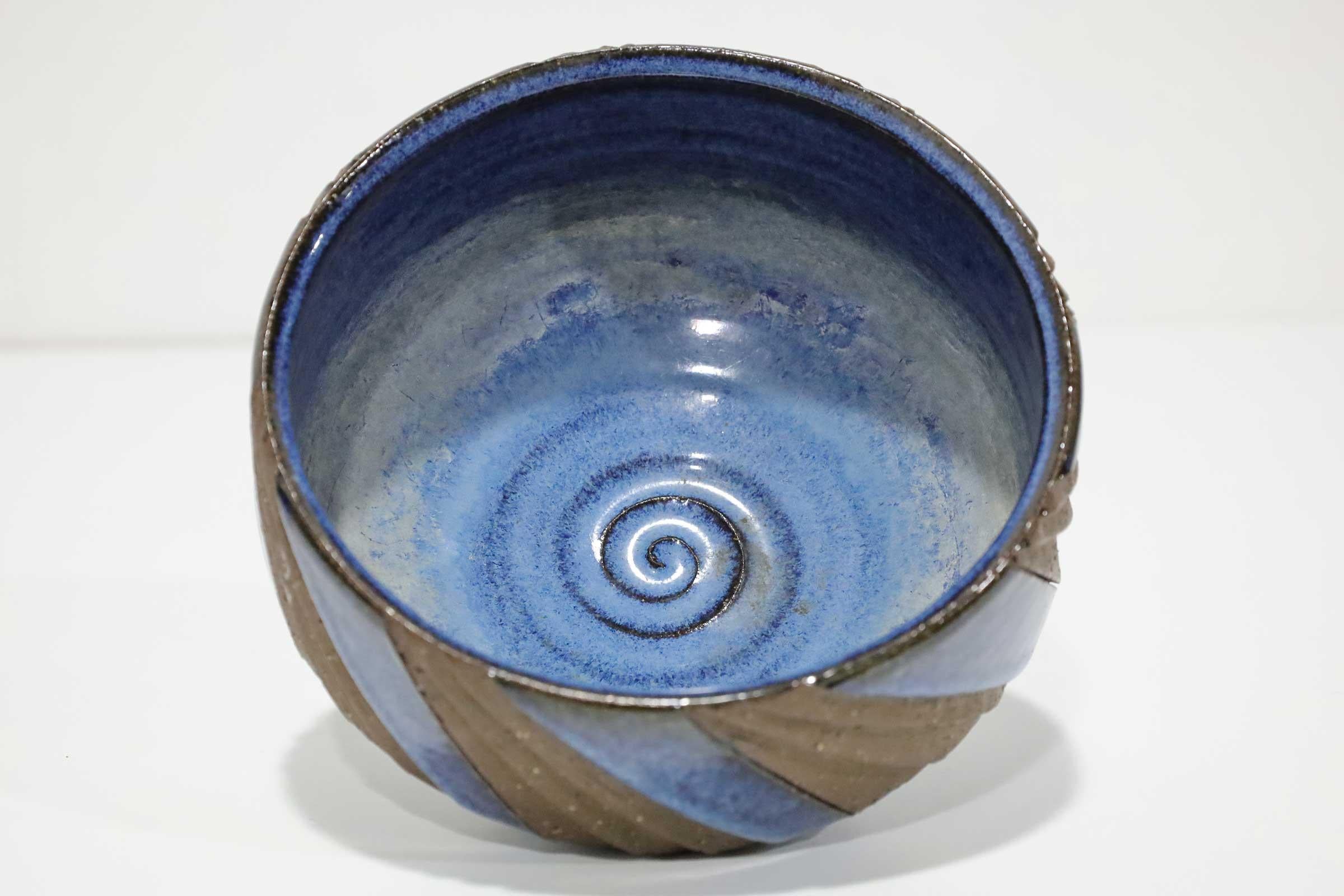Michael Andersen and Sons Pottery (MAS), Bornholm Danemark. 

Michael Andersen & Sons a été fondé dans les années 1880 (à partir d'une ancienne poterie du XVIIIe siècle) sur l'île de Bornholm, au Danemark - l'un des principaux centres de production