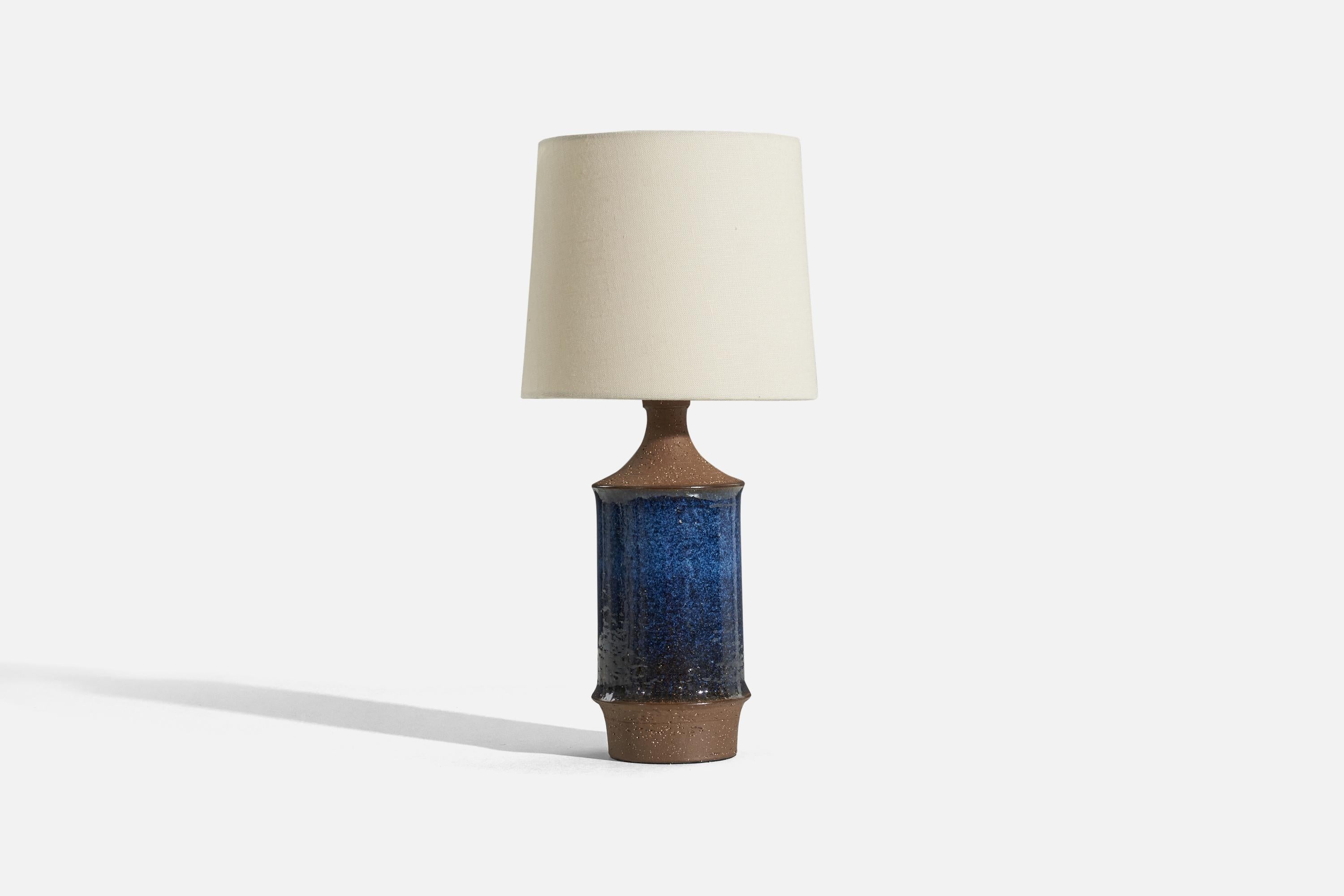 Lampe de table en grès émaillé bleu conçue et produite par Michael Andersen Keramik, Danemark, années 1960.

Vendu sans abat-jour. 
Dimensions de la lampe (pouces) : 12.6875 x 4,6875 x 4,6875 (H x L x P)
Dimensions de l'abat-jour (pouces) : 7 x 8 x