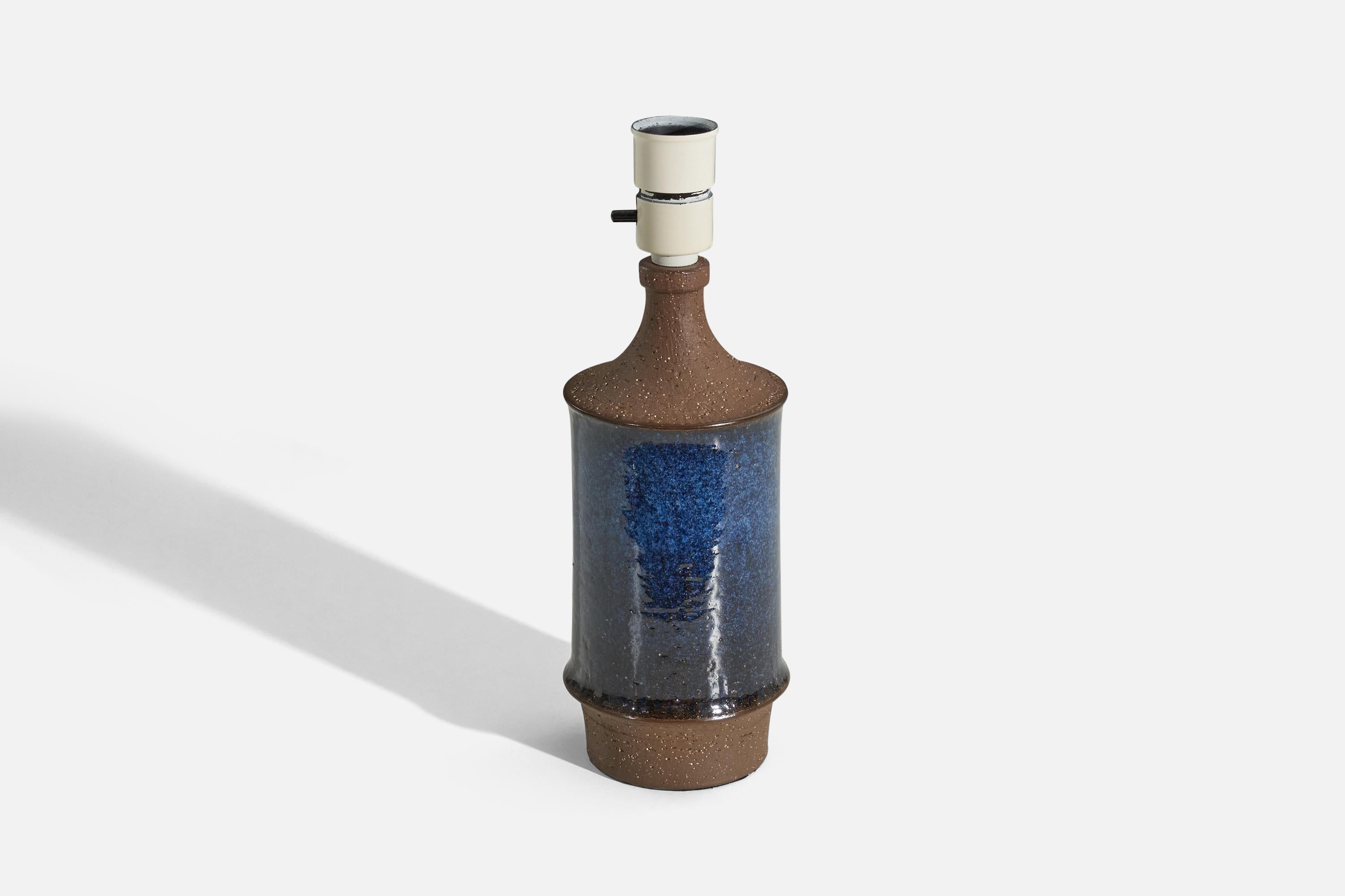 Michael Andersen, lampe de table, grès émaillé bleu, Bornholm, Danemark, années 1960 Bon état - En vente à High Point, NC