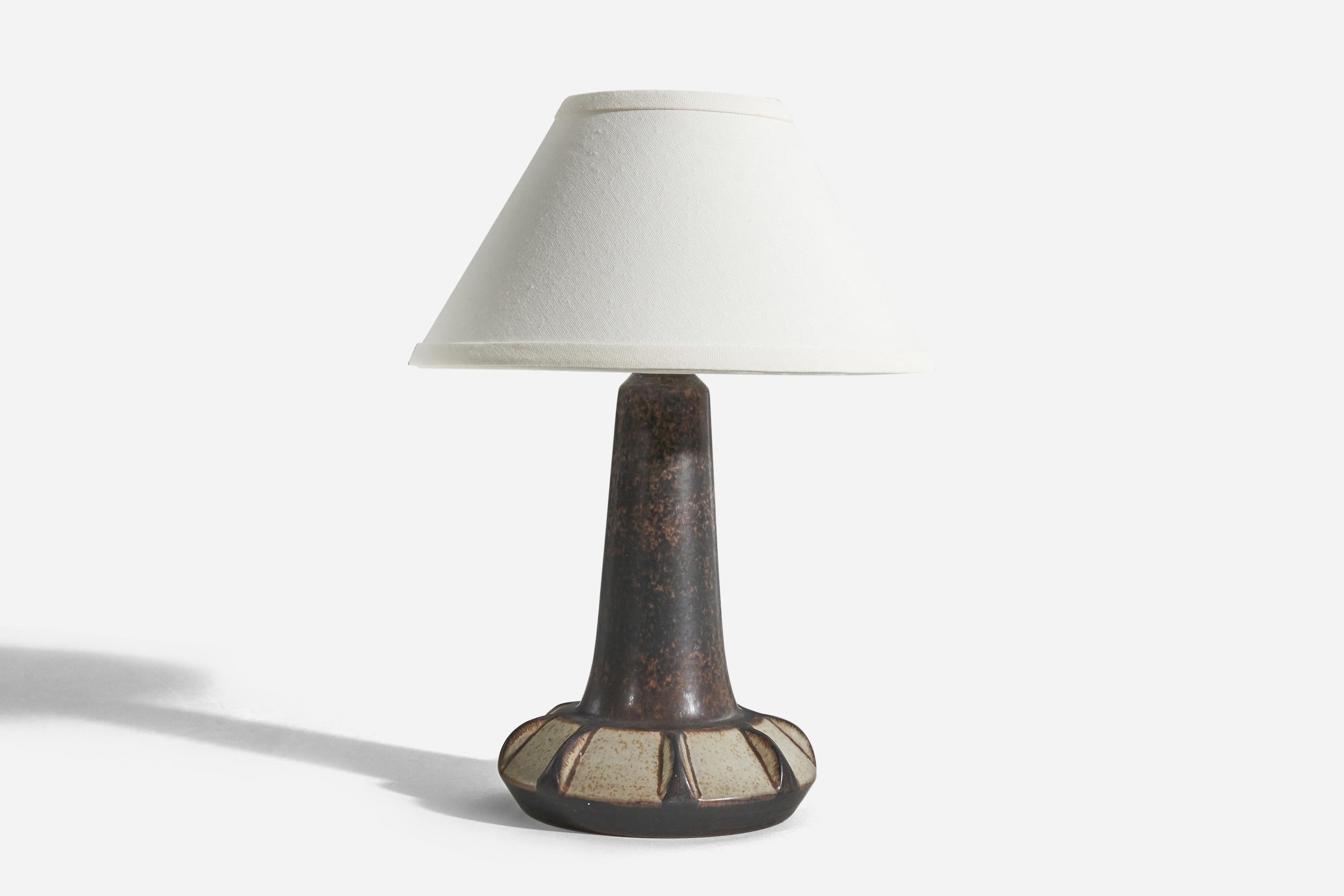 A brown, glazed stoneware table lamp designed and produced by Michael Andersen Keramik, Denmark, 1960s.

Sold without lampshade. 
Dimensions of Lamp (inches) : 11.25 x 6.25 x 6.25 (H x W x D)
Dimensions of Shade (inches) : 4.25 x 10.25 x 6 (T x