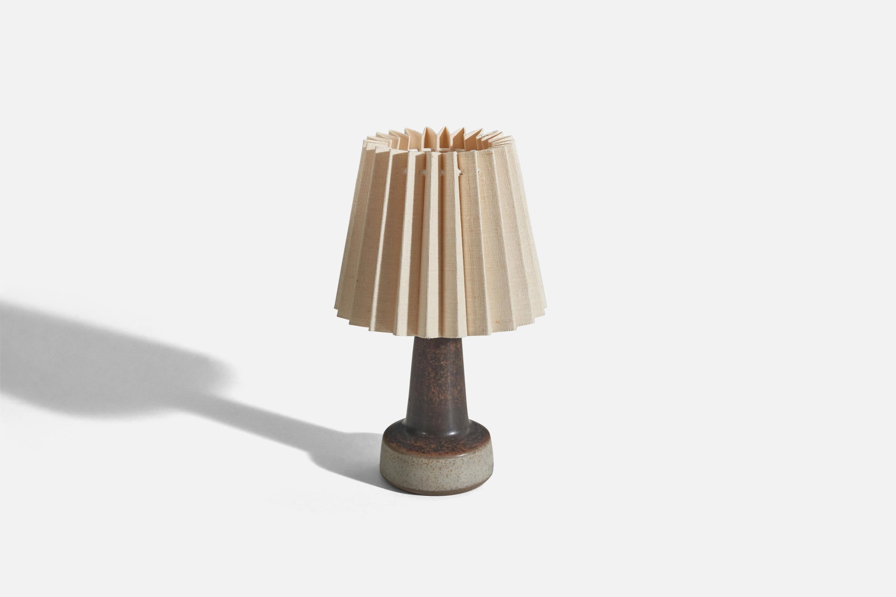 A brown and gray, glazed stoneware table lamp designed and produced by Michael Andersen Keramik, Denmark, 1960s.

Sold with lampshade. 
Dimensions of Lamp (inches) : 8.25 x 3.82 x 3.82 (Height x Width x Depth)
Dimensions of Shade (inches) : 4.62 x