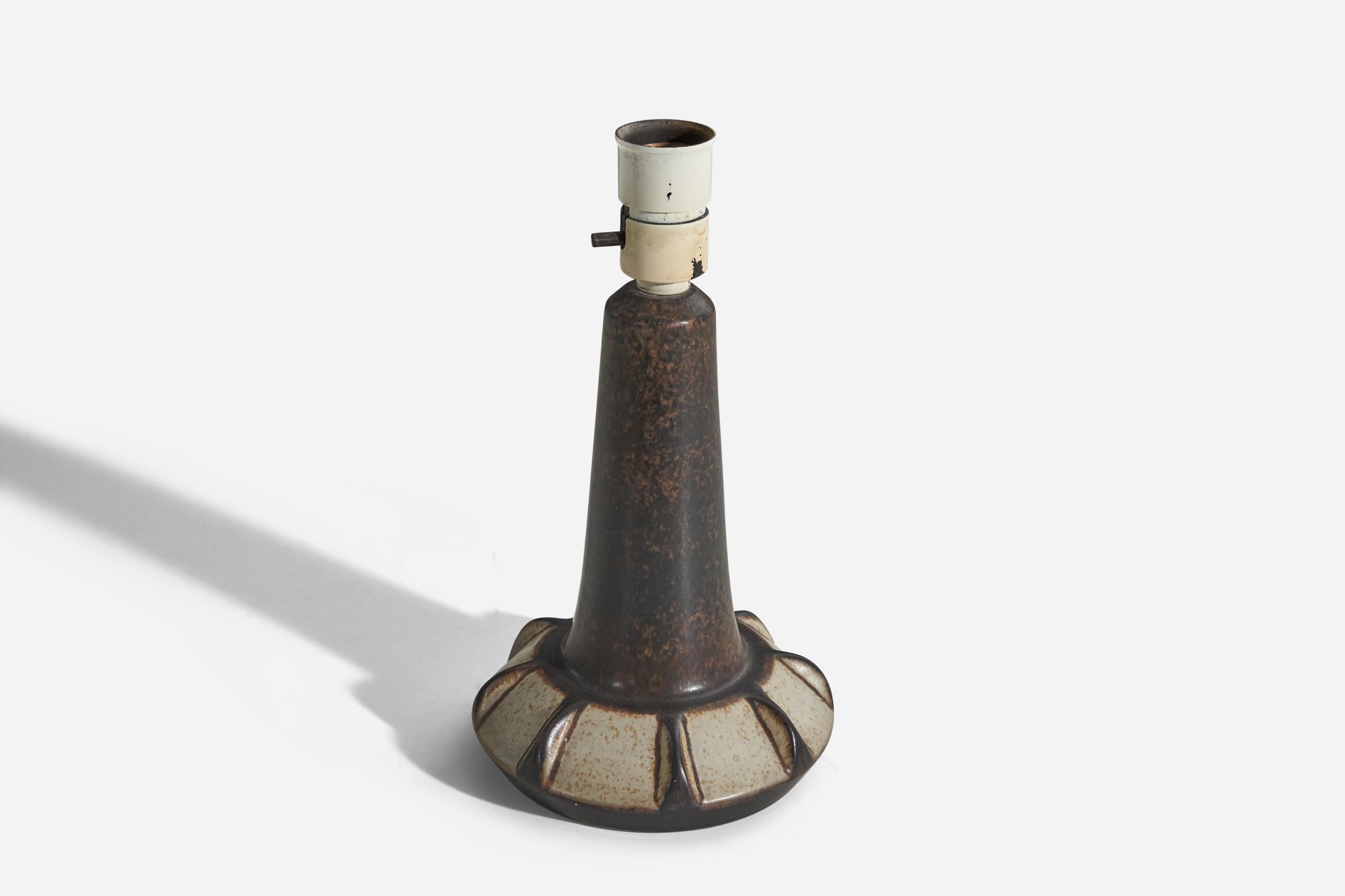 Michael Andersen, Table Lamp, Brown-Glazed Stoneware, Bornholm, Denmark, 1960s In Good Condition For Sale In High Point, NC