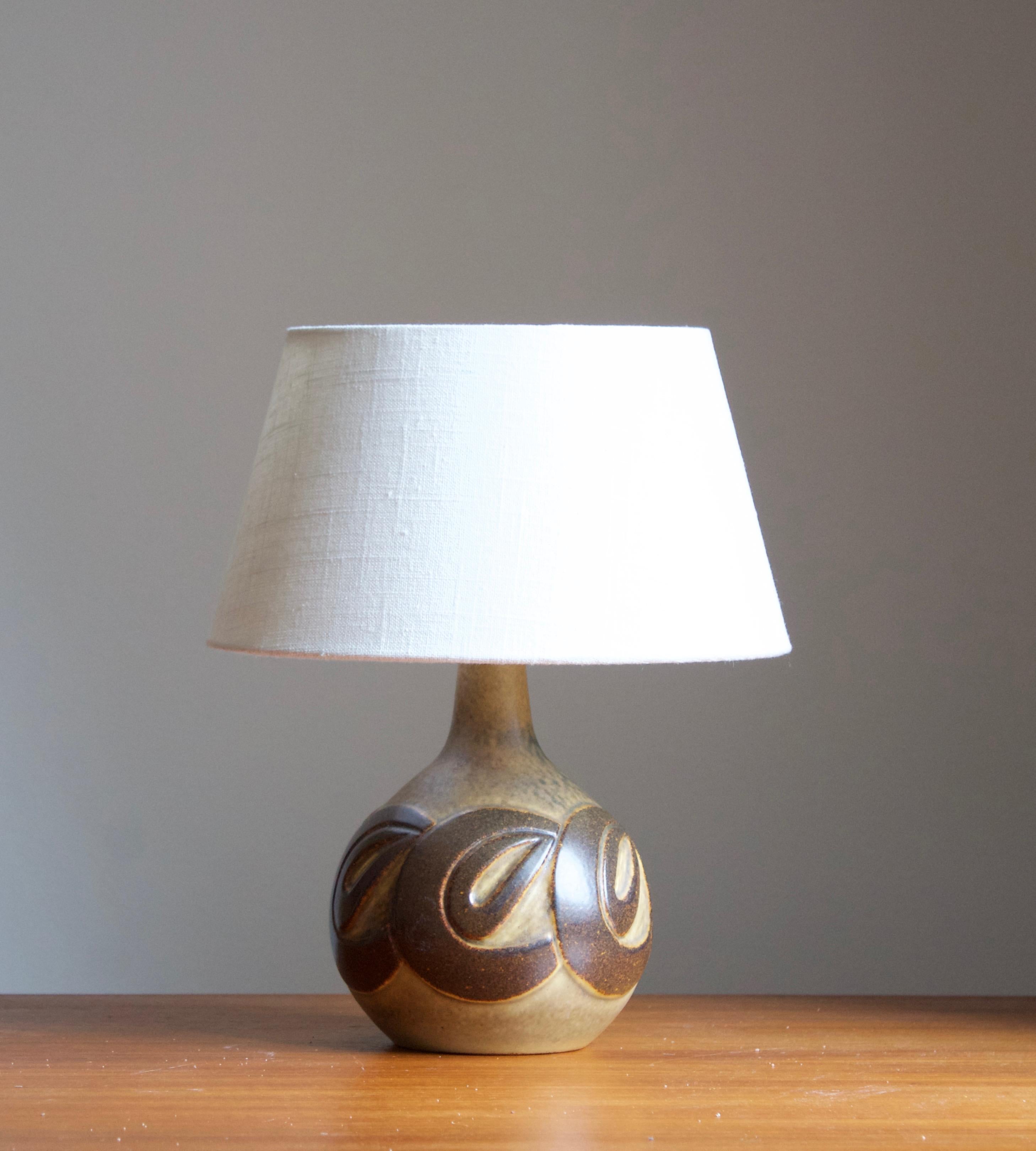 A table lamp produced by Michael Andersen Keramik. In stoneware. Marked.

Stated dimensions exclude lampshade. Height includes socket. Sold without lampshade.

Other ceramicists of the period include Axel Salto, Arne Bang, Carl-Harry Stålhane, and
