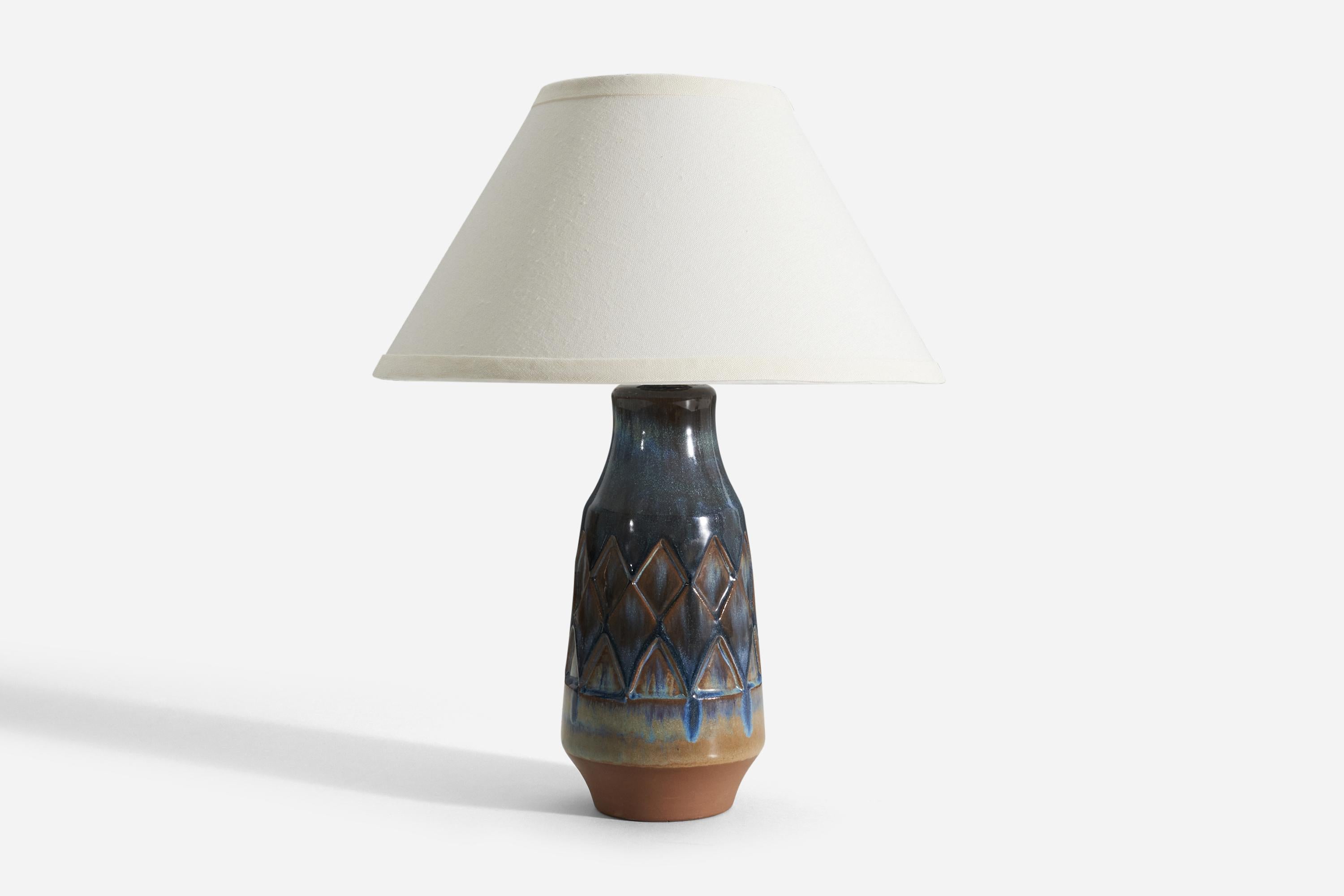 A table lamp produced by Michael Andersen Keramik. In stoneware. Marked.

Stated dimensions exclude lampshade. Height includes socket.  Sold without lampshade.

Glaze features blue-brown colors.

Other ceramicists of the period include Axel Salto,