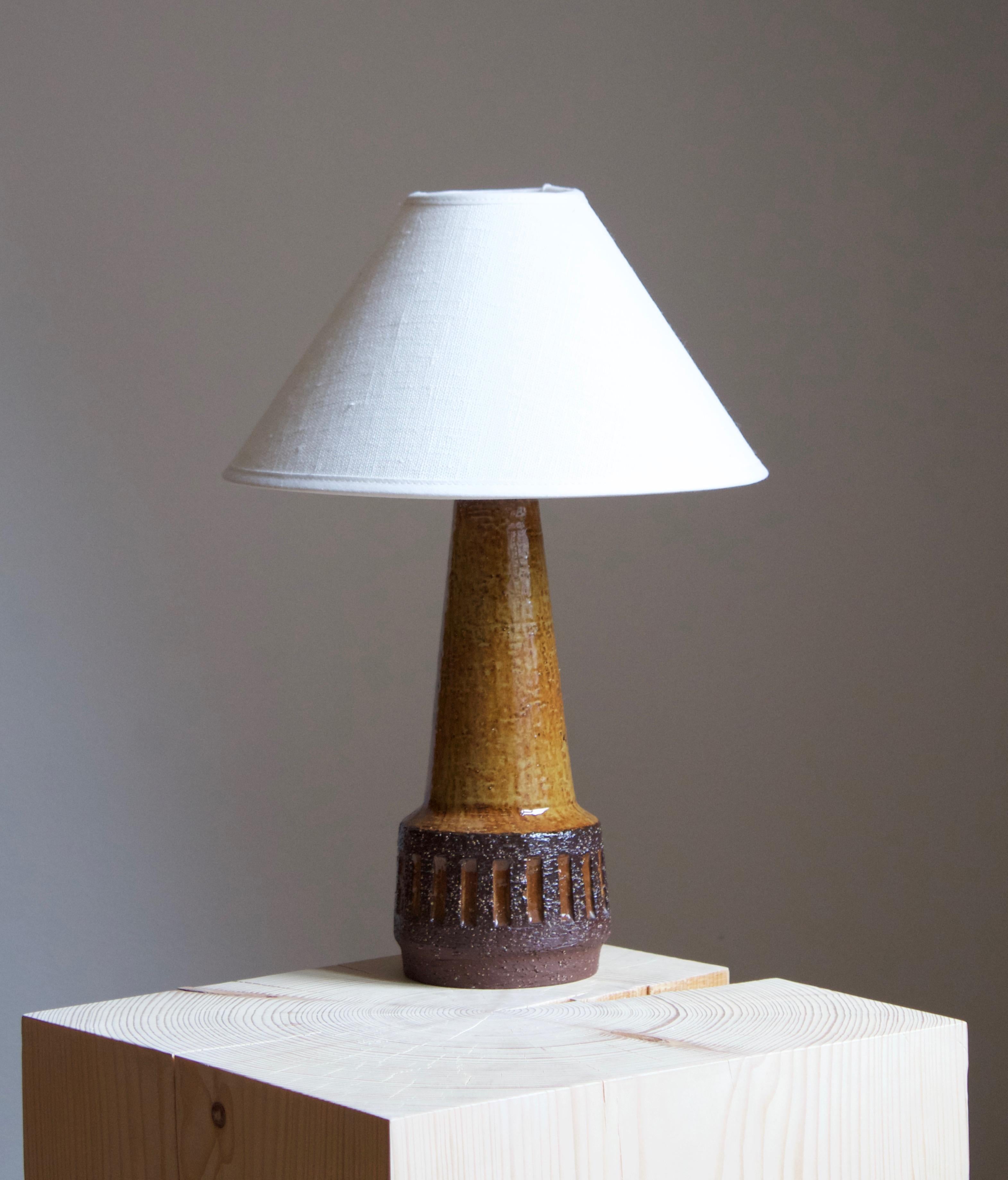 Michael Andersen, Table Lamp, Glazed Incised Stoneware, Bornholm, Denmark, 1960s In Good Condition In High Point, NC