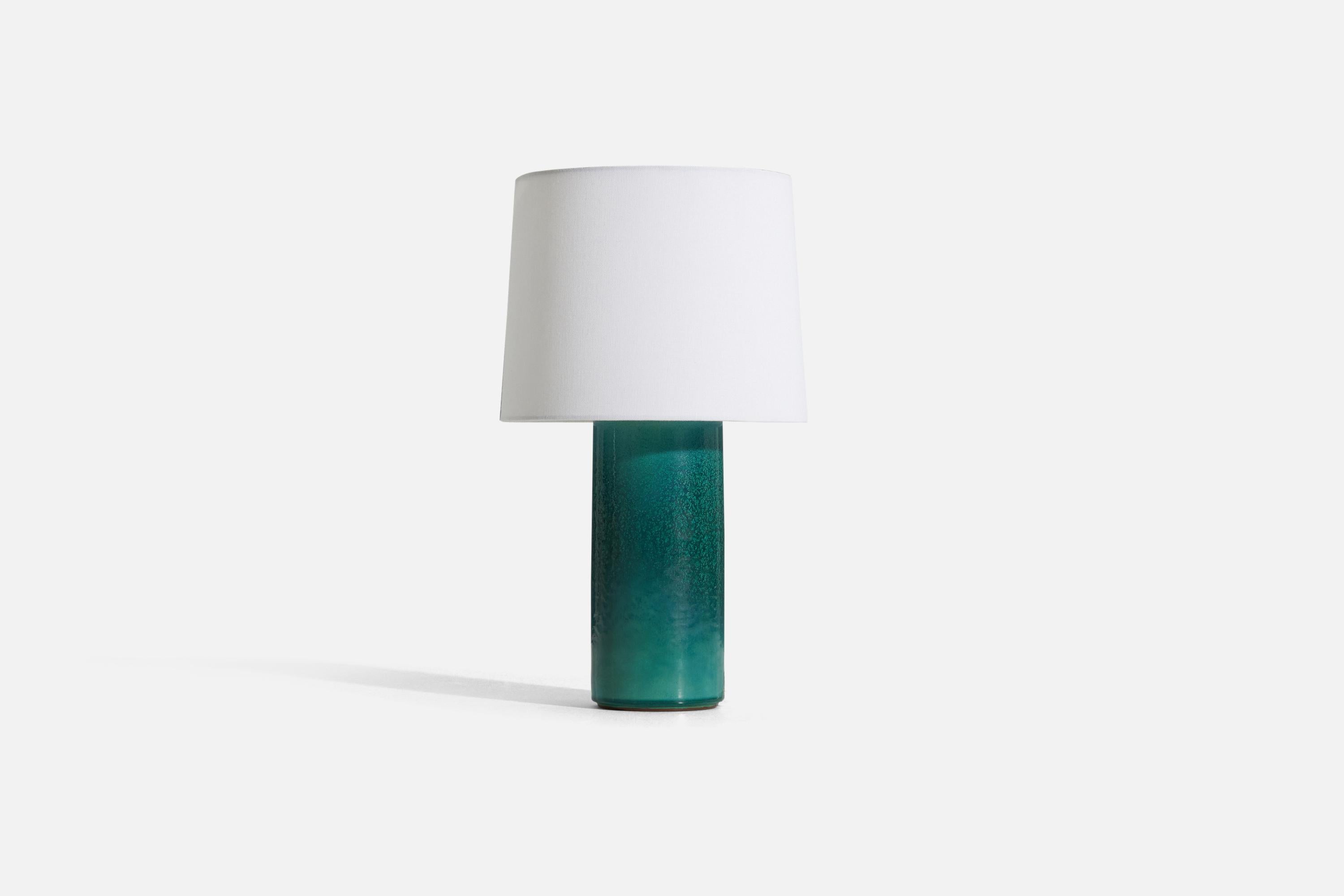 Lampe de table en grès émaillé vert produite par Michael Andersen Keramik. 

Vendu sans abat-jour. 

Dimensions de la lampe (pouces) : 13,25 x 4,5 x 4,5 (H x L x P)
Dimensions de l'abat-jour (pouces) : 9 x 10 x 8 (T x B x H)
Dimensions de la
