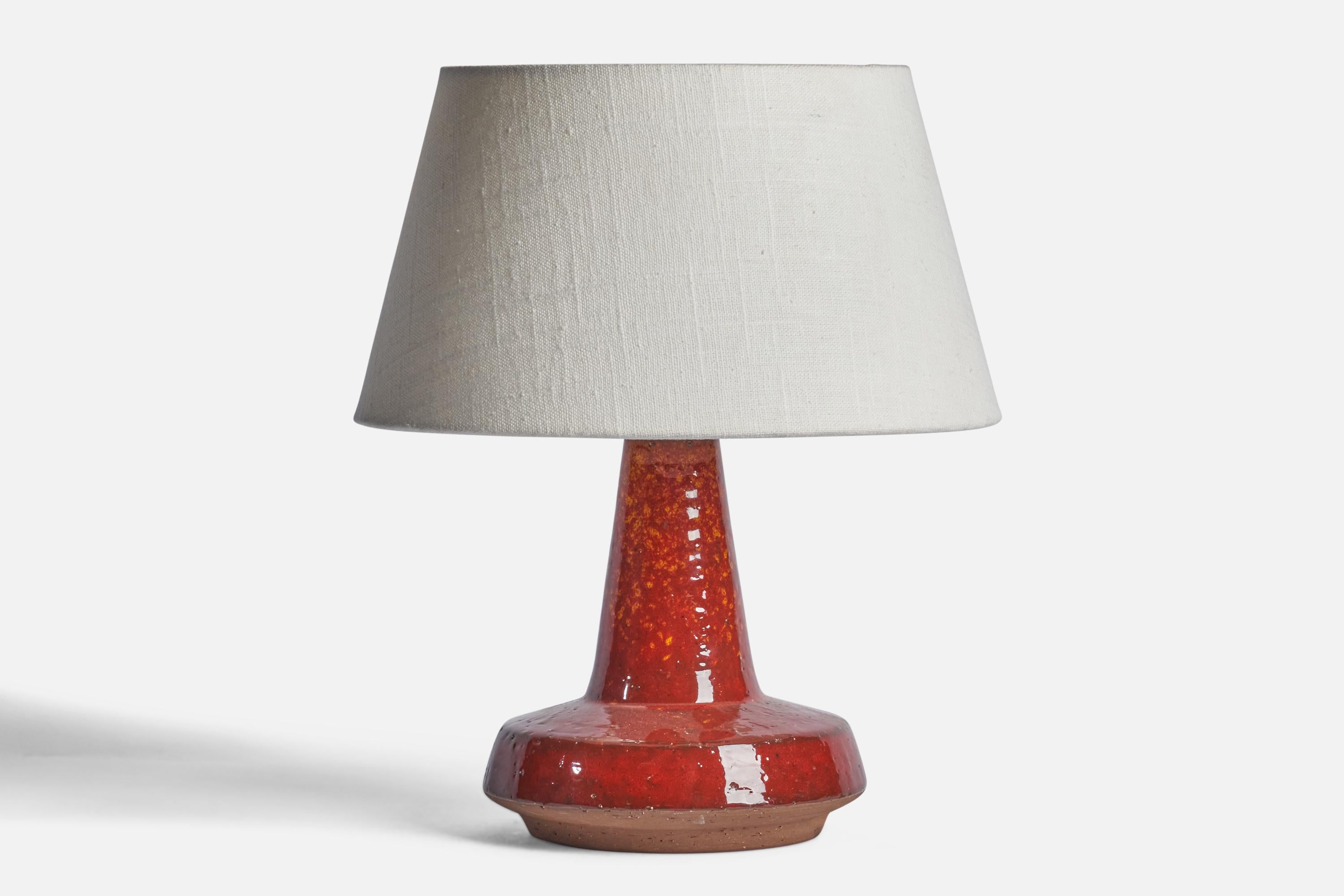 
Tischlampe aus rot glasiertem Steingut, entworfen und hergestellt von Michael Andersen, Bornholm, Dänemark, um 1960.
Abmessungen der Lampe (Zoll): 9