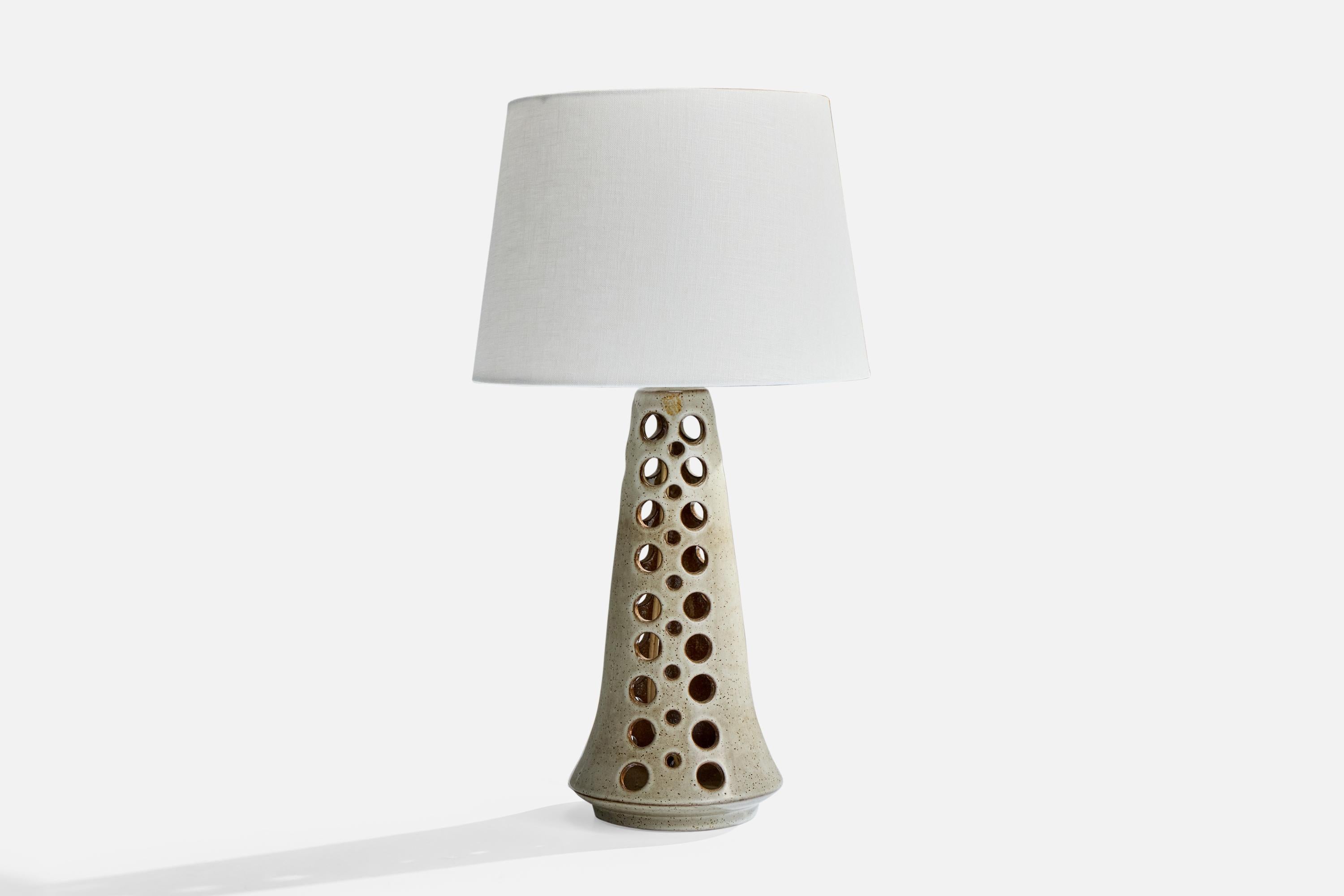 Lampada da tavolo in gres smaltato grigio prodotta da Michael Andersen, Bornholm, Danimarca, anni '60 circa.

Usura coerente con l'età e l'uso

Dimensioni del paralume (in pollici): 8