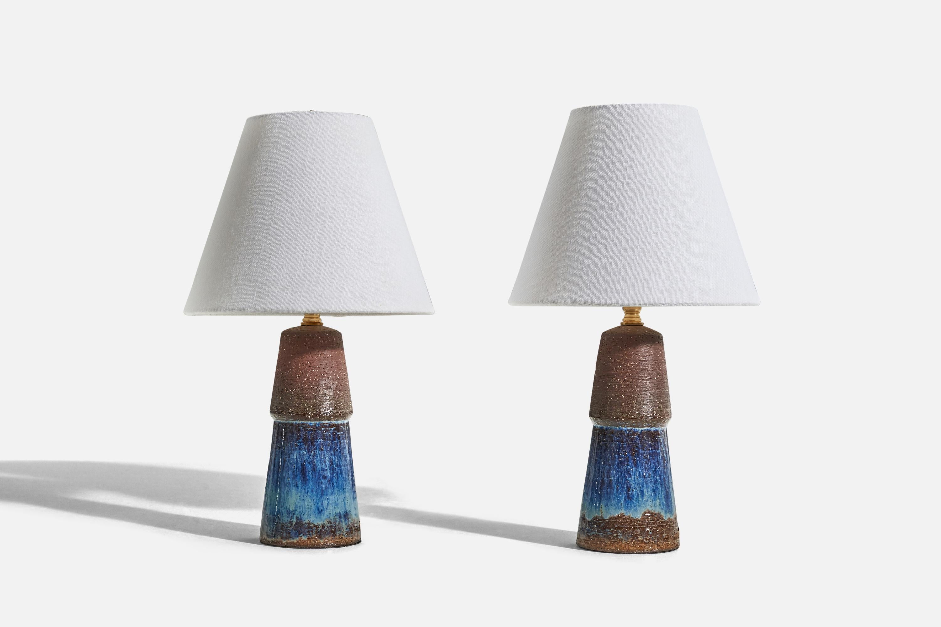 Une paire de lampes de table en grès émaillé bleu et brun, conçues et produites par Michael Andersen Keramik, Danemark, années 1960. 

Vendu sans abat-jour. 
Dimensions de la lampe (pouces) : 11.56 x 3,31 x 3,31 (H x L x P)
Dimensions de