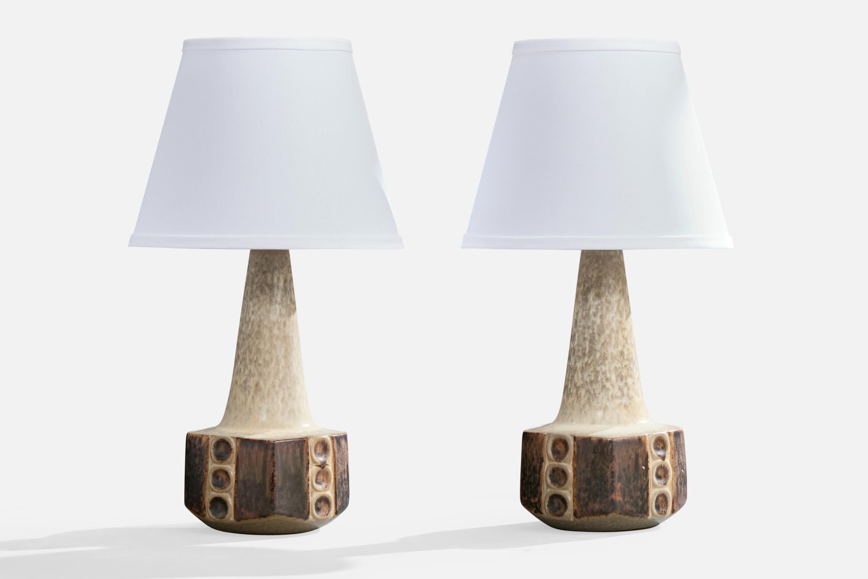 Paire de lampes de table en grès émaillé gris et brun produites par Michael Andersen, Danemark, vers les années 1960.

Dimensions de la lampe (pouces) : 12.625