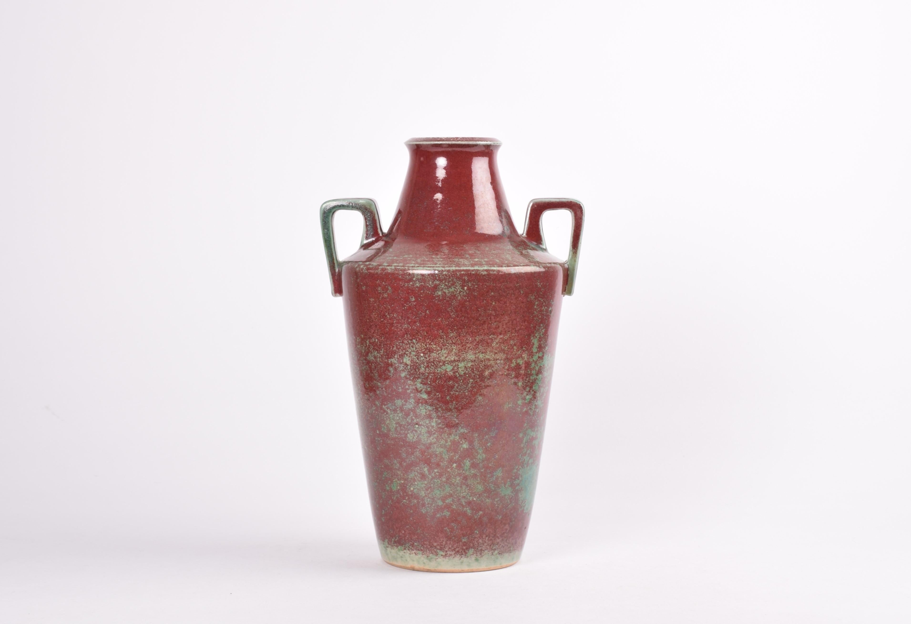 Art Déco Michael Andersen Vaso Art Deco danese unico nel suo genere, smaltato in rosso sangue e verde, 1920 ca. in vendita