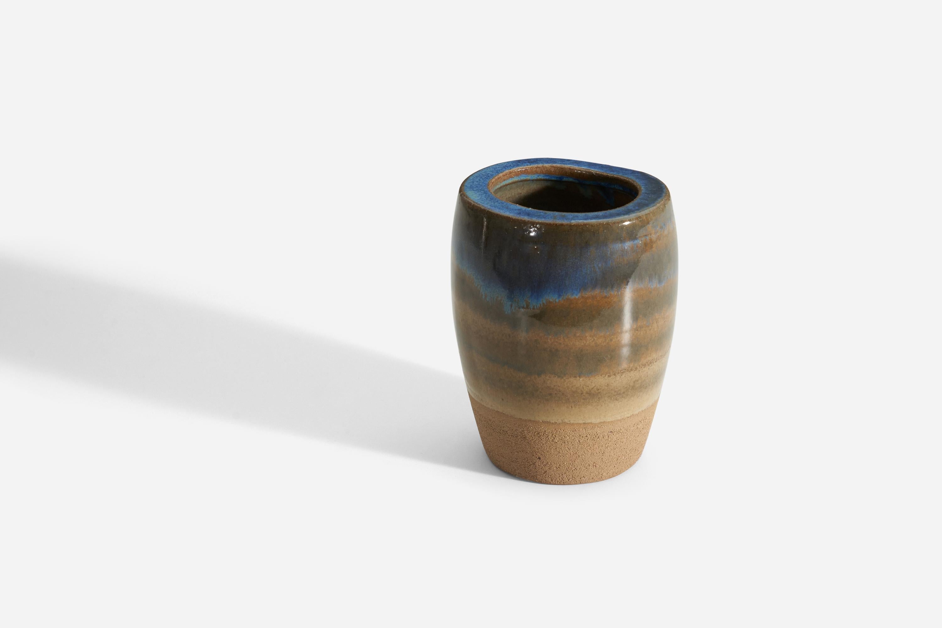 Vase aus glasiertem Steingut, hergestellt von Michael Andersen Keramik. Herstellermarke auf der Unterseite des Stücks. 


